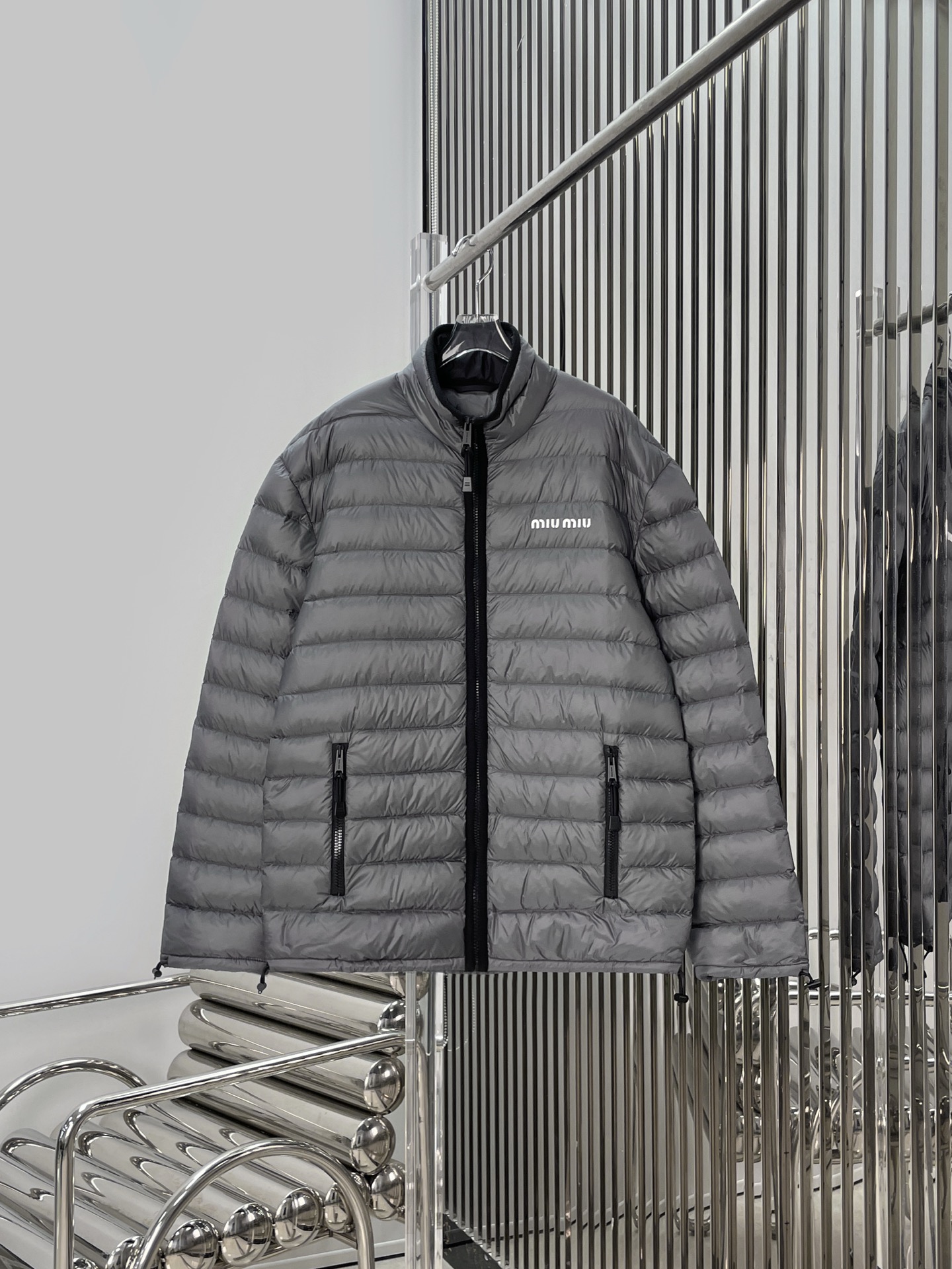 NO:697038,Comes with dust bag [love] New style [love]!  The latest MIU 26NEW gray rib goose down jacket. Size SML.P,,miumiu,19860909配防尘袋[爱心]新款[爱心]！最新MIU 26NEW 灰色排骨鹅绒服.尺码SML.P,,miumiu,,Women's clothing