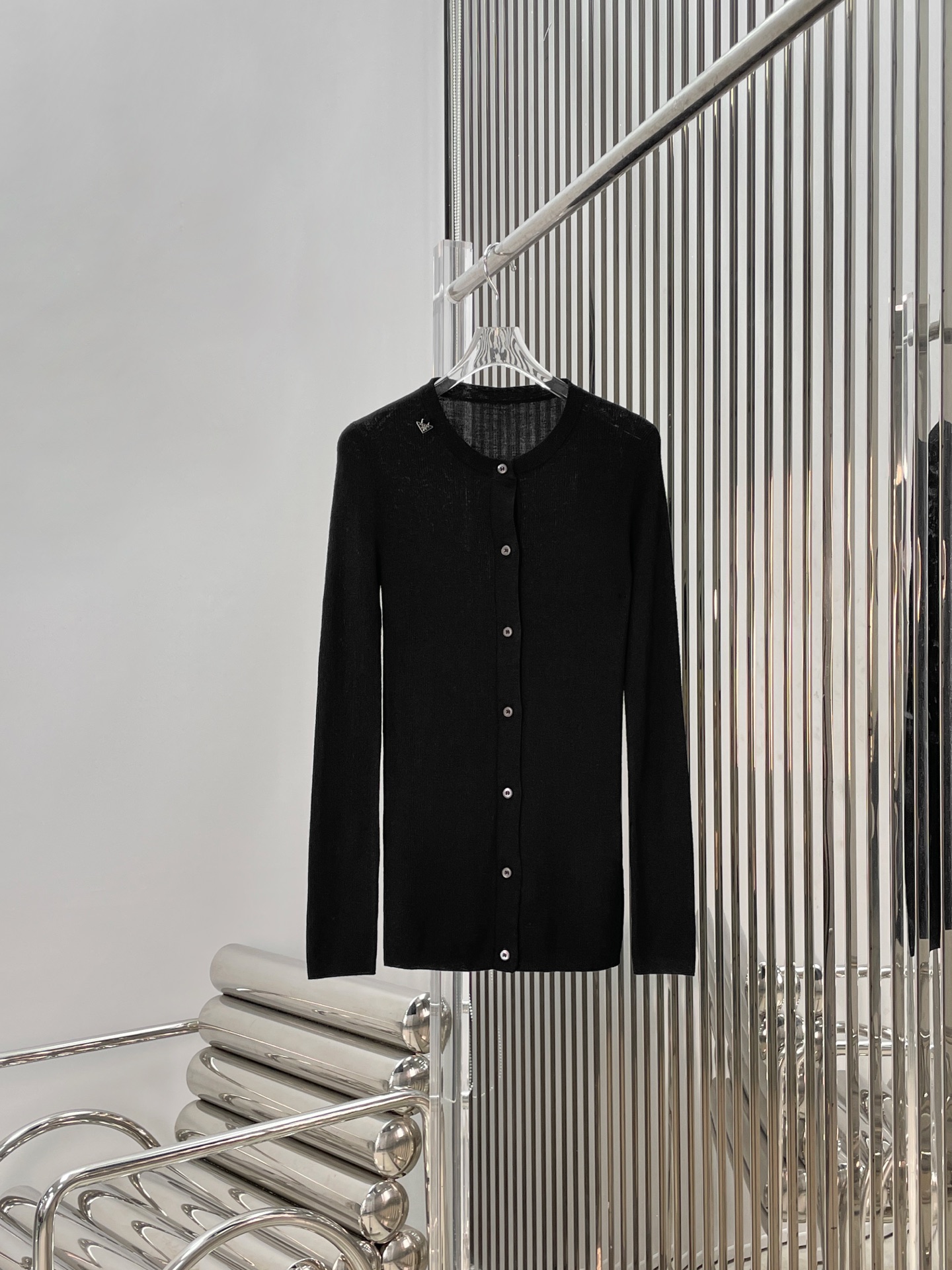 NO:697026,[Love] New style [Love]!  The latest PR 26NEW triangle logo knitted long-sleeved cardigan. Size SML.,,19860909[爱心]新款[爱心]！最新PR 26NEW 三角标针织长袖开衫.尺码SML.,,,Women's clothing