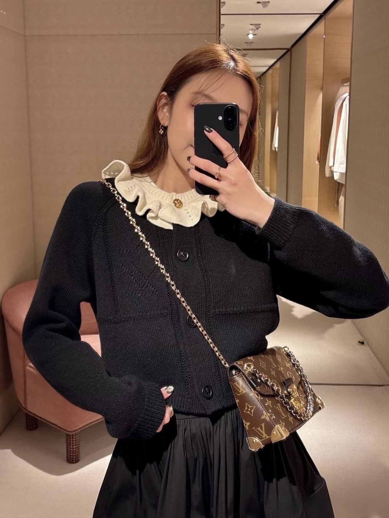 NO:697029,[Love] New style [Love]!  The latest L 26NEW donkey logo jacquard white lace collar knitted long-sleeved cardigan. Size SML.,,louis vuitton,19860909[爱心]新款[爱心]！最新L 26NEW 驴logo提花白色花边领针织长袖开衫.尺码SML.,,louis vuitton,,Women's clothing