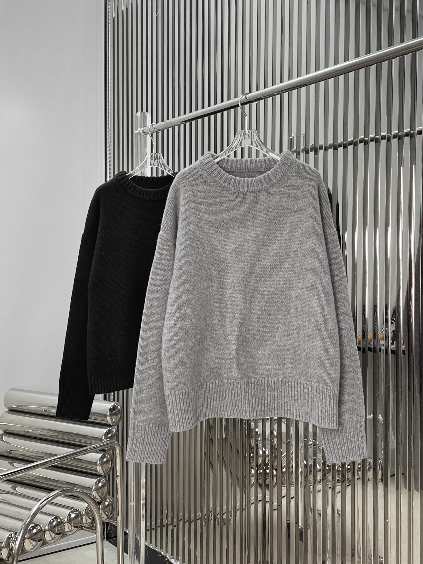 NO:708313,[Love] New style [Love]!  The latest THE R 26NEW minimalist style relaxed classic wool + cashmere sweater. Color gray, black. Size SML,,sweaters,19860909[爱心]新款[爱心]！最新THE R 26NEW 极简风松弛感经典款羊毛+羊绒毛衣.颜色灰、黑.尺码SML,,sweaters,,Women's clothing