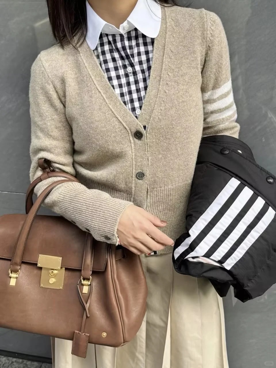 NO:708309,[Love] New style [Love]!  The latest TB 26NEW Maillard color classic knitted cardigan. Size SML.,,19860909[爱心]新款[爱心]！最新TB 26NEW 美拉德色系经典款针织开衫.尺码SML.,,,Women's clothing