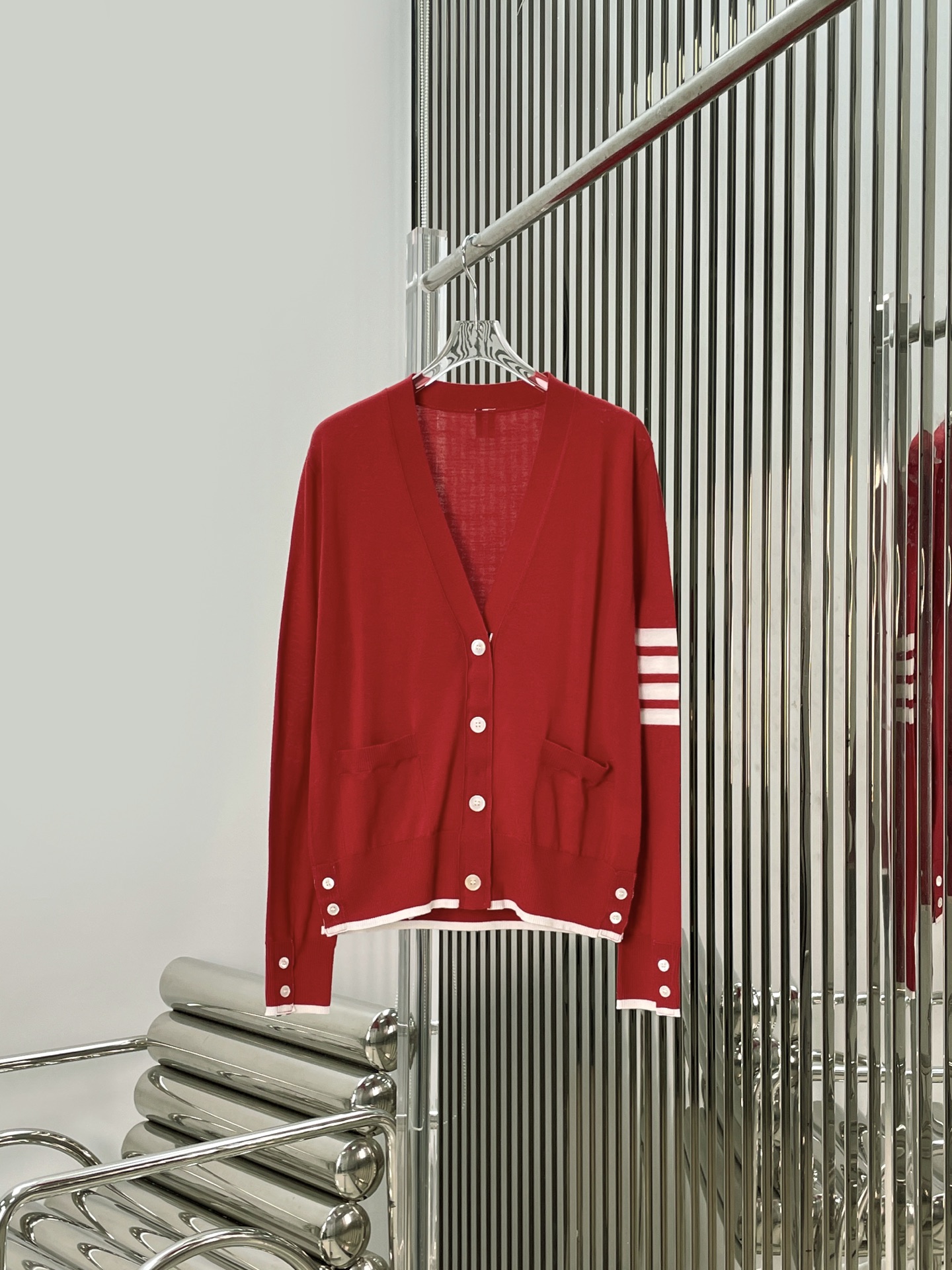 NO:709280,[Love] New style [Love]!  The latest TB 26NEW New Year's fortune red wool superfine knitted cardigan. Size SML.,,19860909[爱心]新款[爱心]！最新TB 26NEW 新年发财红羊毛超细针织开衫.尺码SML.,,,Women's clothing