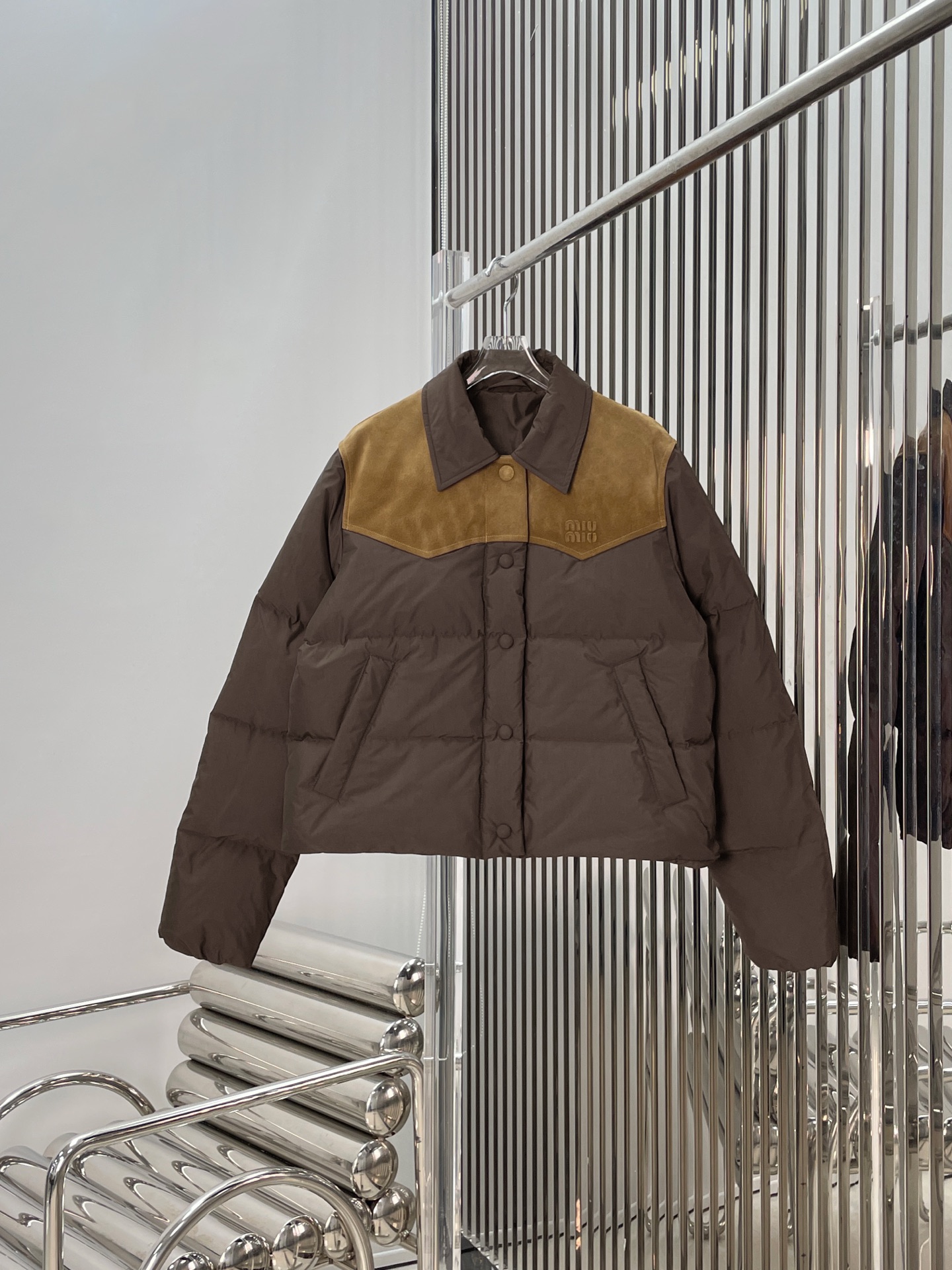 NO:709270,Comes with dust bag [love] New style [love]!  The latest MIU 26NEW Maillard New Zealand imported lambskin suede stitching goose down jacket. Sizes SML,,miumiu,sheepskin,chamois leather,19860909配防尘袋[爱心]新款[爱心]！最新MIU 26NEW 美拉德新西兰进口小羊皮麂皮拼接鹅绒服.尺码SML,,miumiu,sheepskin,chamois leather,,Women's clothing