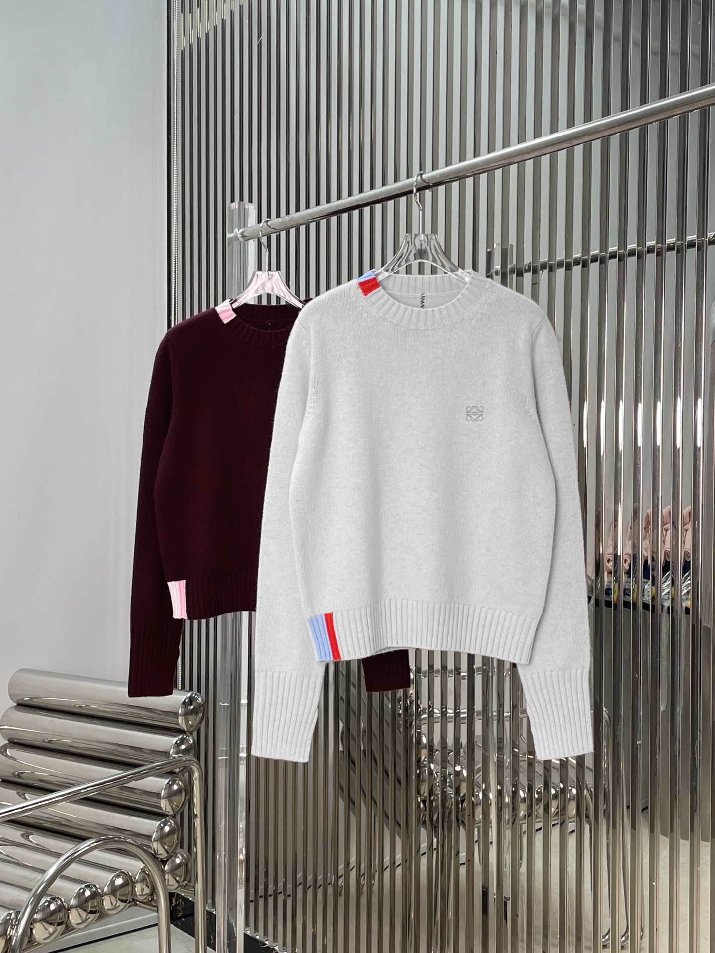 NO:709274,[Love] New style [Love]!  The latest LOE 26NEW color-blocked classic knitted crew neck sweater. Color gray, burgundy. Size SML.P,,loewe,sweaters,19860909[爱心]新款[爱心]！最新LOE 26NEW 拼色经典针织圆领毛衣.颜色灰、酒红.尺码SML.P,,loewe,sweaters,,Women's clothing
