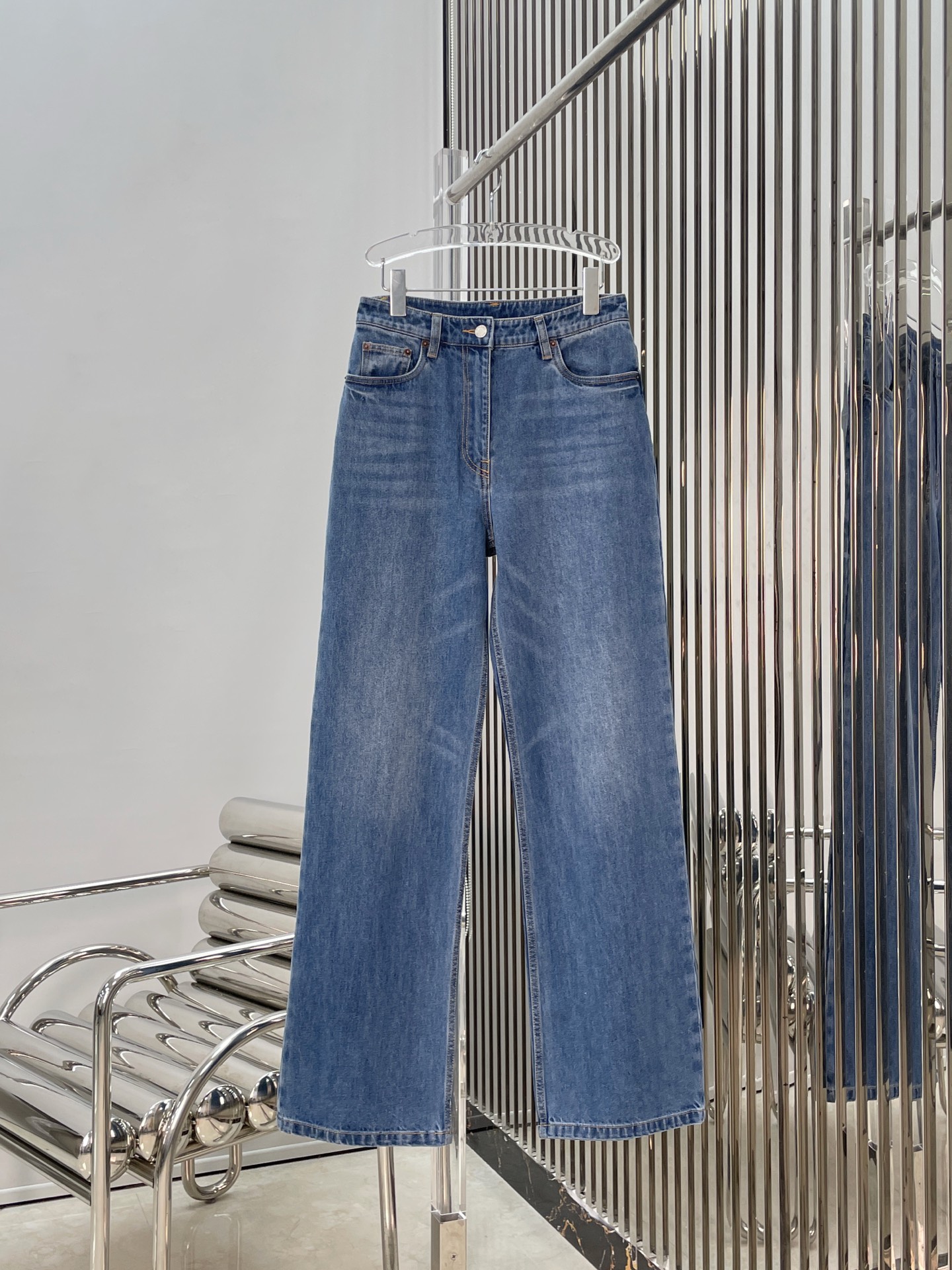 NO:709668,[Love] New style [Love]!  Latest PR 26NEW Yang Mi’s same style triangle logo goose down jacket + triangle logo jeans. Size SML.,,jeans,19860909[爱心]新款[爱心]！最新PR 26NEW 杨幂同款三角标鹅绒服+三角标牛仔裤.尺码SML.,,jeans,,Women's clothing