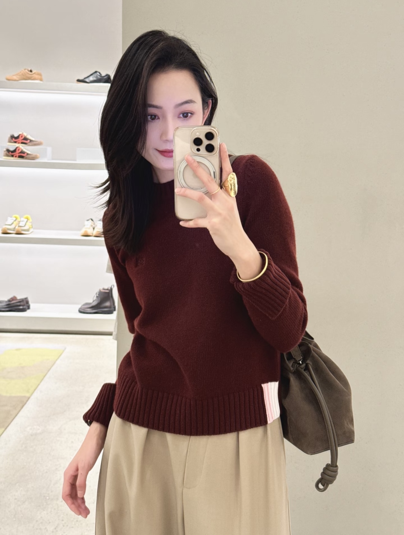 NO:709276,[Love] New style [Love]!  The latest LOE 26NEW color-blocked classic knitted crew neck sweater. Color gray, burgundy. Size SML.,,loewe,sweaters,19860909[爱心]新款[爱心]！最新LOE 26NEW 拼色经典针织圆领毛衣.颜色灰、酒红.尺码SML.,,loewe,sweaters,,Women's clothing