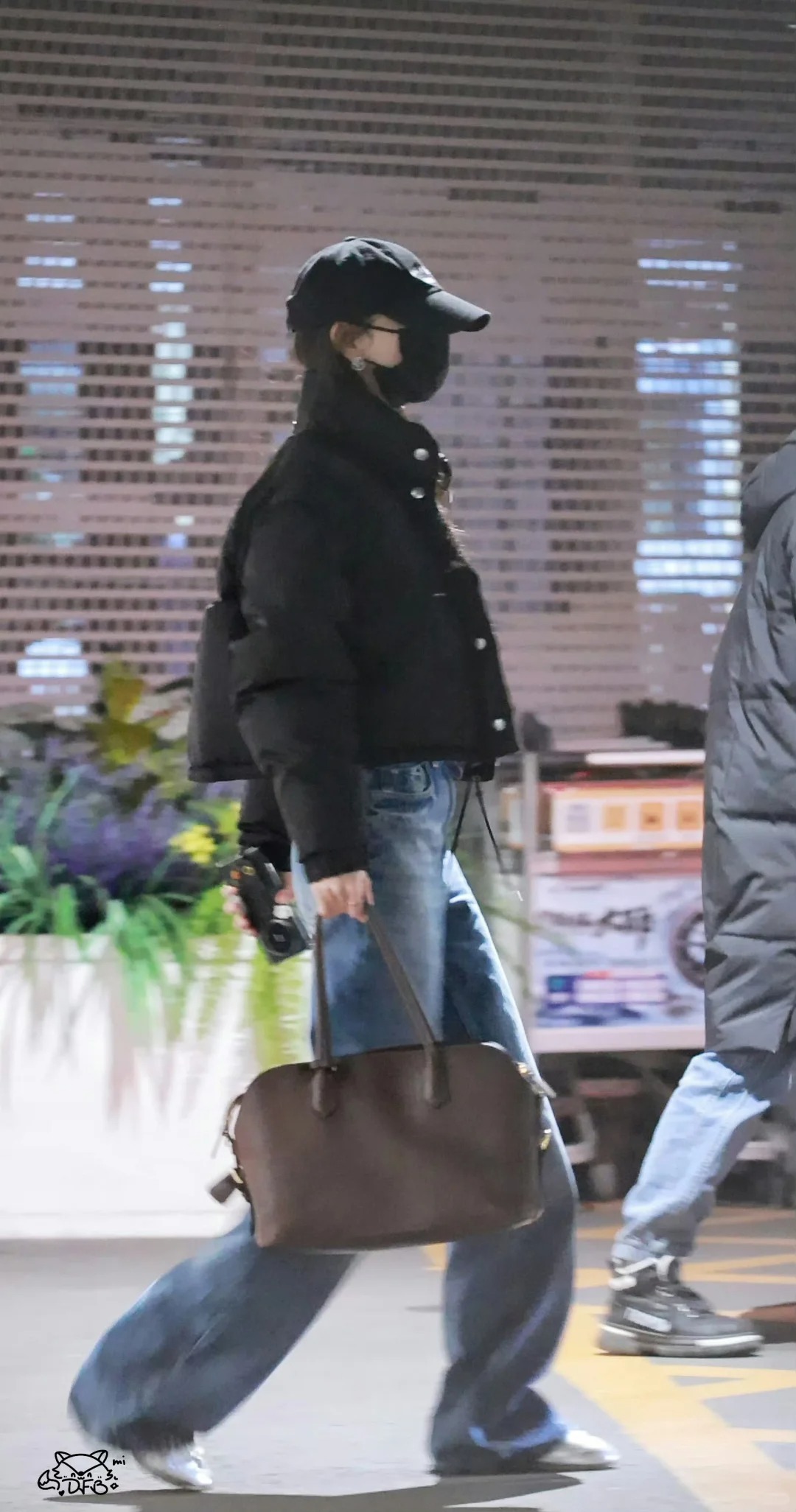 NO:709666,[Love] New style [Love]!  Latest PR 26NEW Yang Mi's same style triangle logo goose down jacket + triangle logo jeans. Size SML. Down.,,jeans,down jacket,19860909[爱心]新款[爱心]！最新PR 26NEW 杨幂同款三角标鹅绒服+三角标牛仔裤.尺码SML.羽绒.,,jeans,down jacket,,Women's clothing