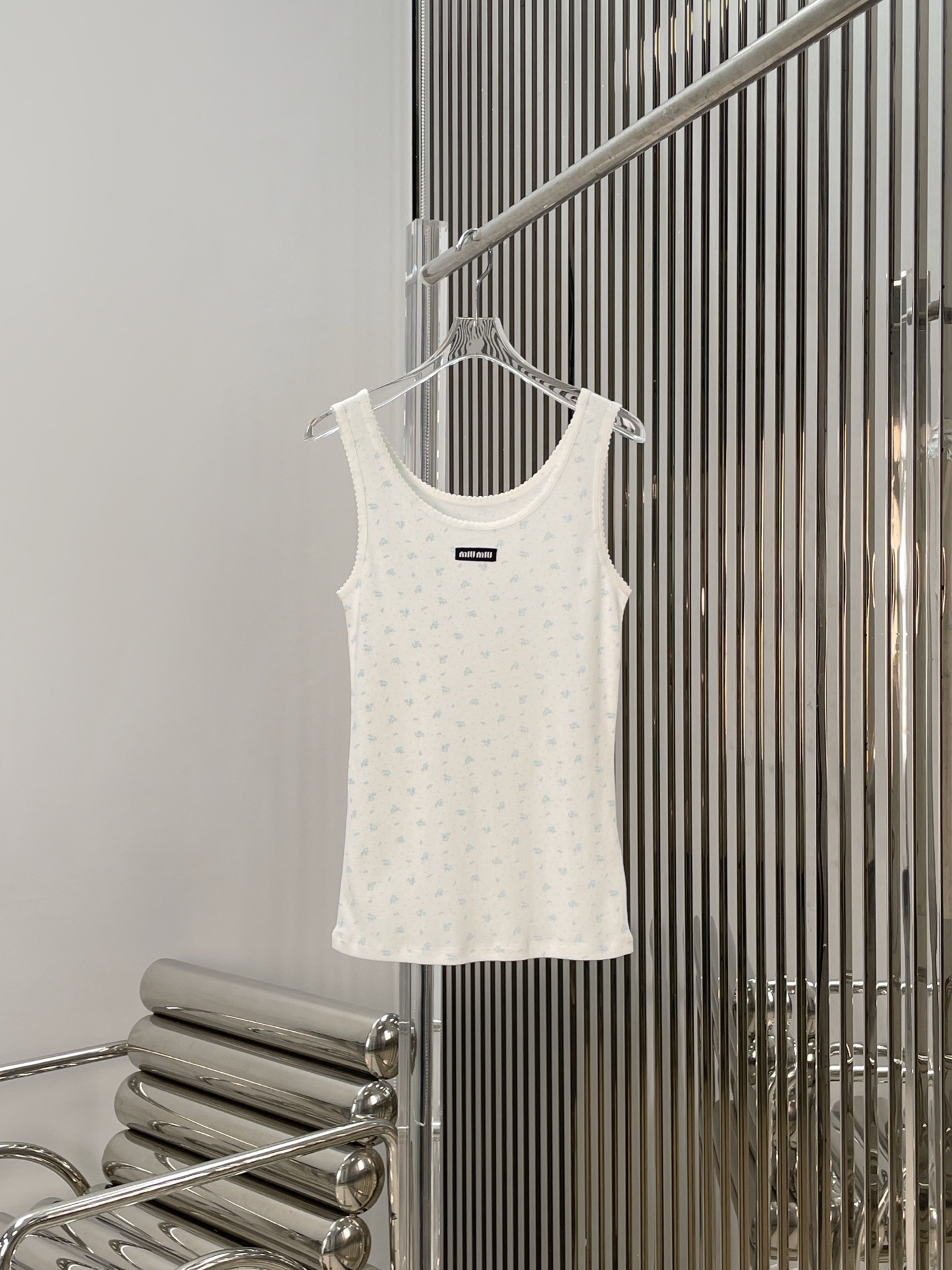 NO:709661,[Love] New style [Love]!  The latest MIU 26NEW blue floral print vest + short-sleeved T-shirt. Size SML. Back,,miumiu,T-shirt,tees,t-shirt,19860909[爱心]新款[爱心]！最新MIU 26NEW 蓝色碎花印花背心+短袖T恤.尺码SML.背,,miumiu,T-shirt,tees，t-shirt,,Women's clothing