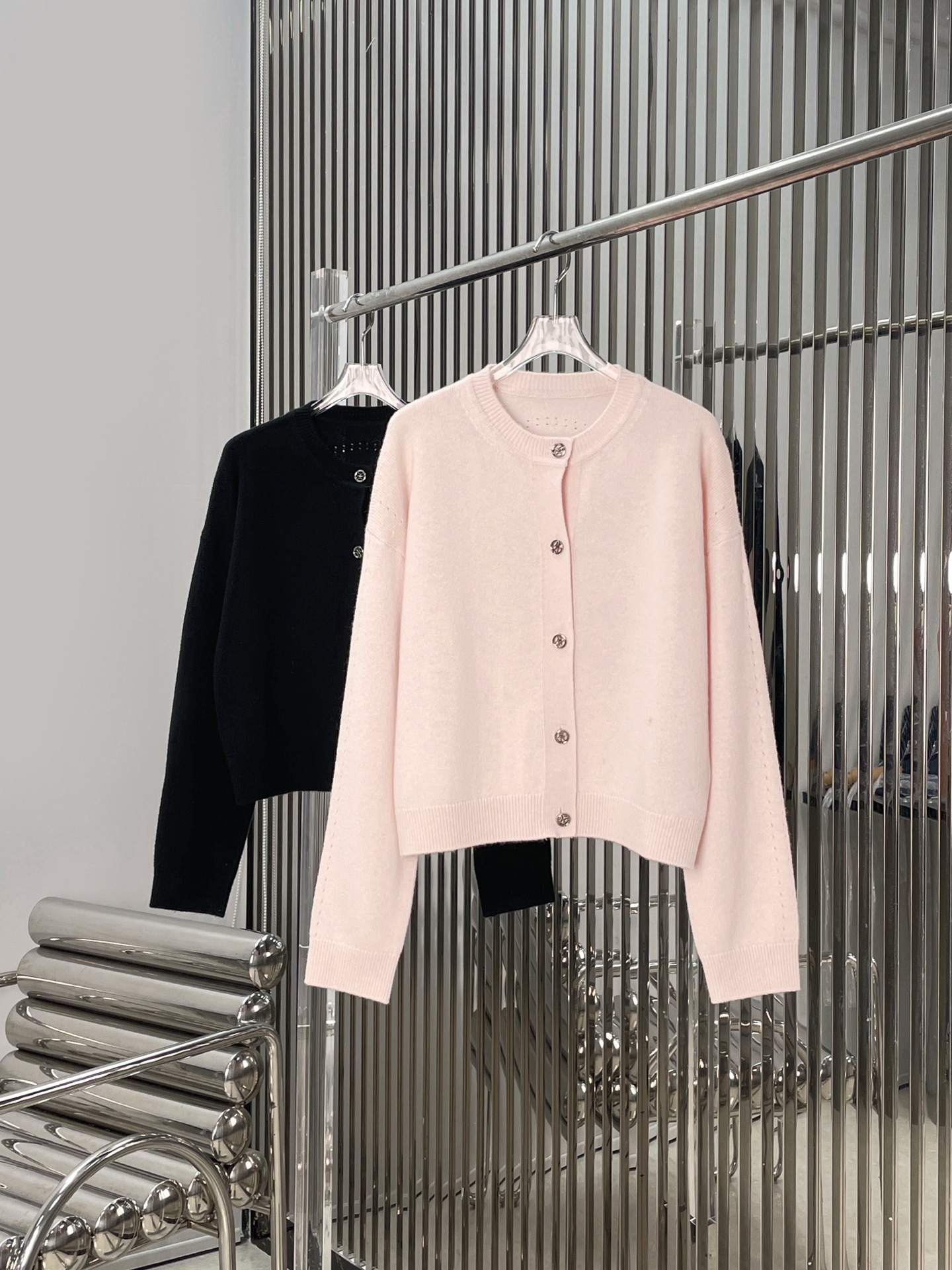 NO:709658,[Love] New style [Love]!  The latest H 26NEW Hermes cashmere knitted jacquard cardigan. Color black, pink. Size SML.P,,hermes,19860909[爱心]新款[爱心]！最新H 26NEW 爱马羊绒针织提花开衫.颜色黑、粉.尺码SML.P,,hermes,,Women's clothing