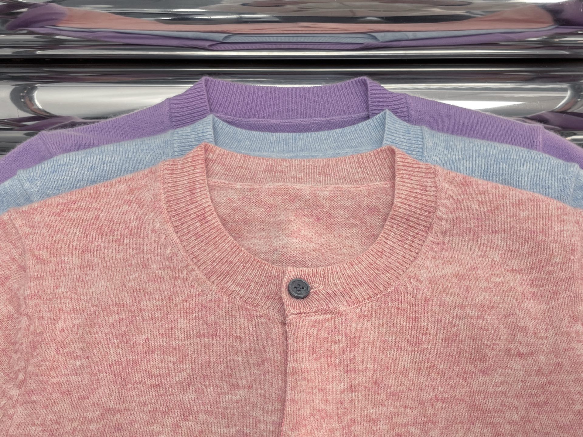 NO:713094,[Love] New style [Love]!  The latest CDG 26NEW 100 wool love embroidered knitted cardigan. Colors are pink, blue and purple. Size SML.,,19860909[爱心]新款[爱心]！最新CDG 26NEW 100羊毛爱心刺绣针织开衫.颜色粉、蓝、紫.尺码SML.,,,Women's clothing