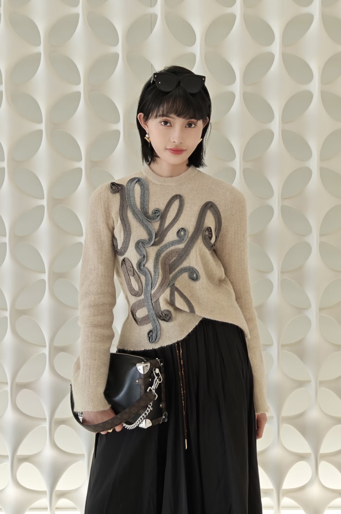 NO:713097,[Love] New style [Love]!  The latest L 26NEW wool and mohair blend hand-embroidered trumpet sleeve sweater. Size SML.,,sweaters,19860909[爱心]新款[爱心]！最新L 26NEW 羊毛马海毛混纺手绣喇叭袖毛衣.尺码SML.,,sweaters,,Women's clothing