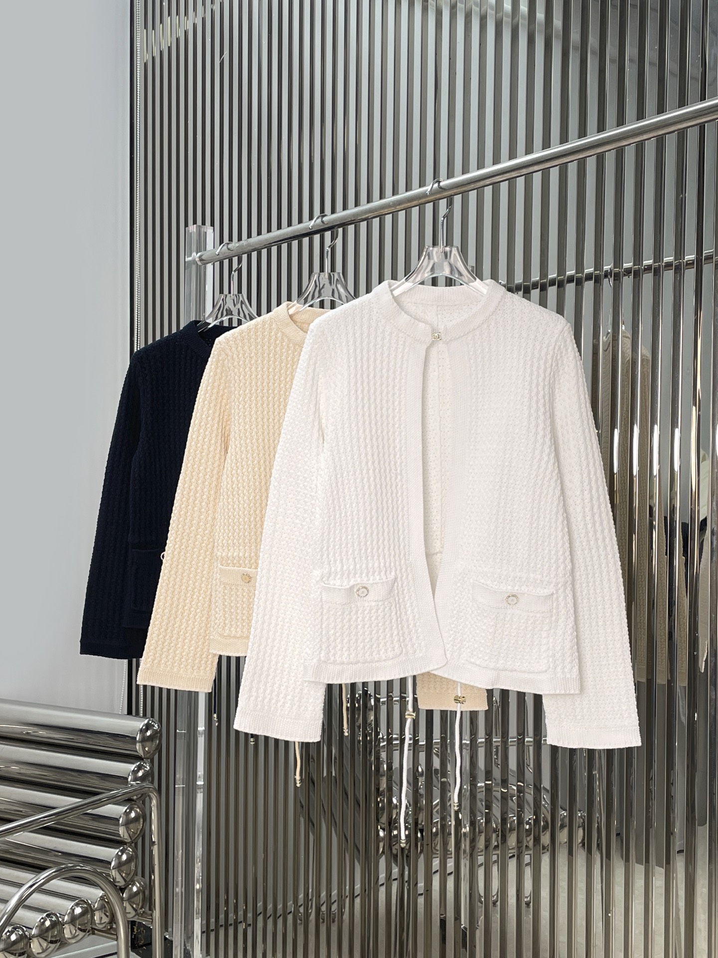 NO:713493,[Love] New style [Love]!  The latest CH 26NEW Xiaoxiangfeng knitted jacket. Color white, apricot, blue. Size SML.P,,jackets & coats,19860909[爱心]新款[爱心]！最新CH 26NEW 小香风针织外套.颜色白、杏、蓝.尺码SML.P,,jackets & coats,,Women's clothing