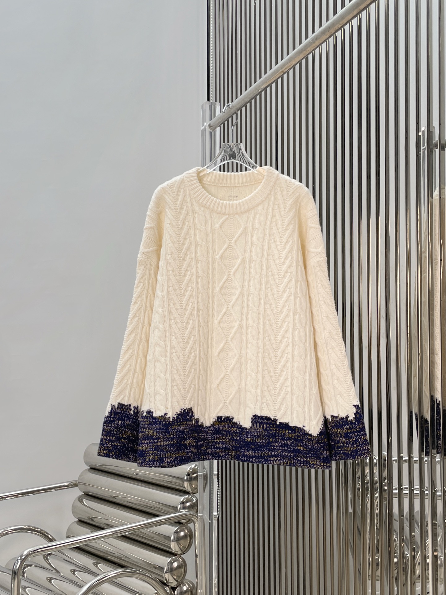 NO:713507,[Love] New style [Love]!  The latest LOE 26NEW cable stitching knitted loose sweater. Size SML.,,loewe,sweaters,19860909[爱心]新款[爱心]！最新LOE 26NEW 绞花拼接针织宽松毛衣.尺码SML.,,loewe,sweaters,,Women's clothing