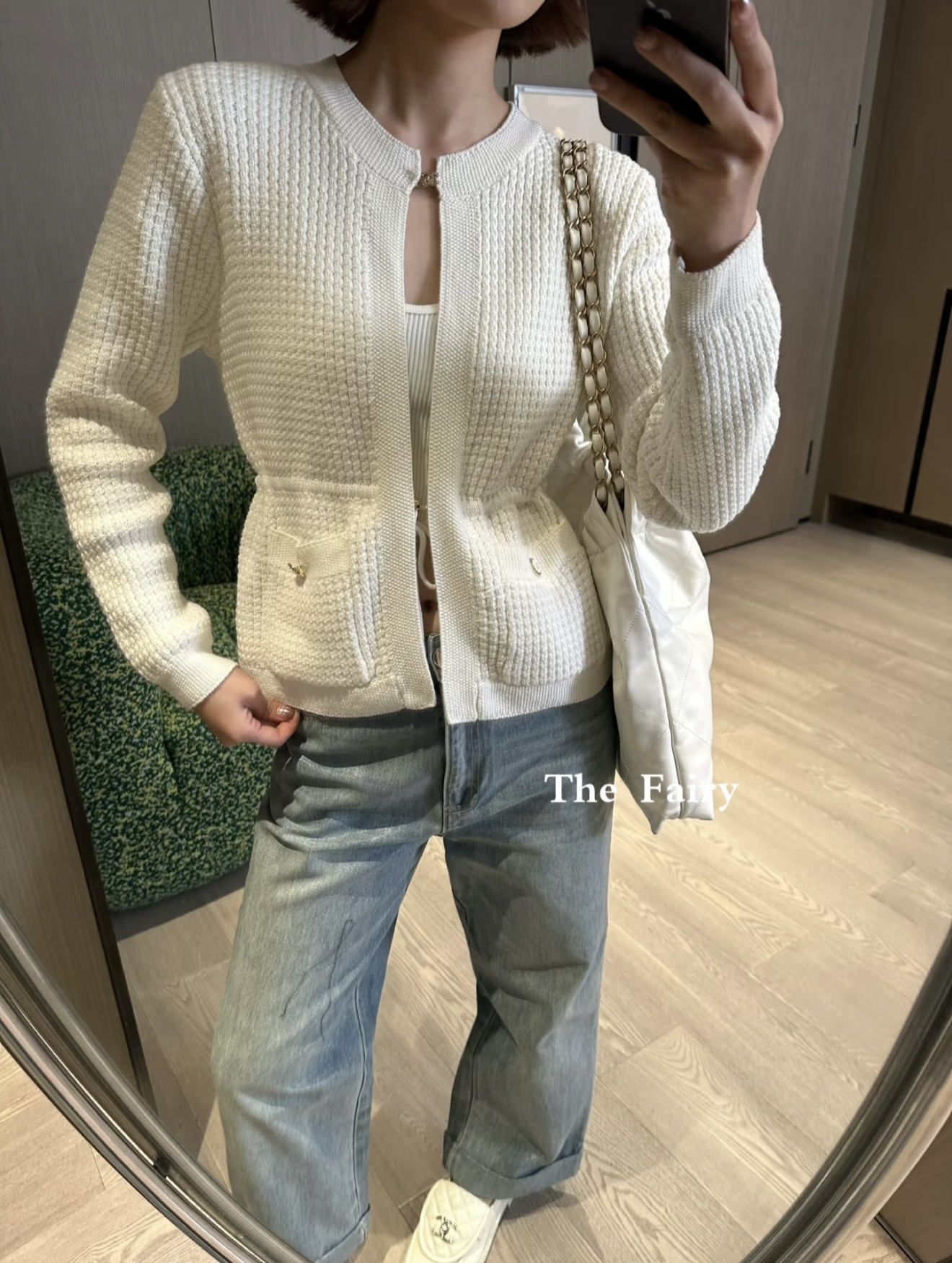 NO:713496,[Love] New style [Love]!  The latest CH 26NEW Xiaoxiangfeng knitted jacket. Colors are white, apricot and blue. Size SML.,,jackets & coats,19860909[爱心]新款[爱心]！最新CH 26NEW 小香风针织外套.颜色白、杏、蓝.尺码SML.,,jackets & coats,,Women's clothing