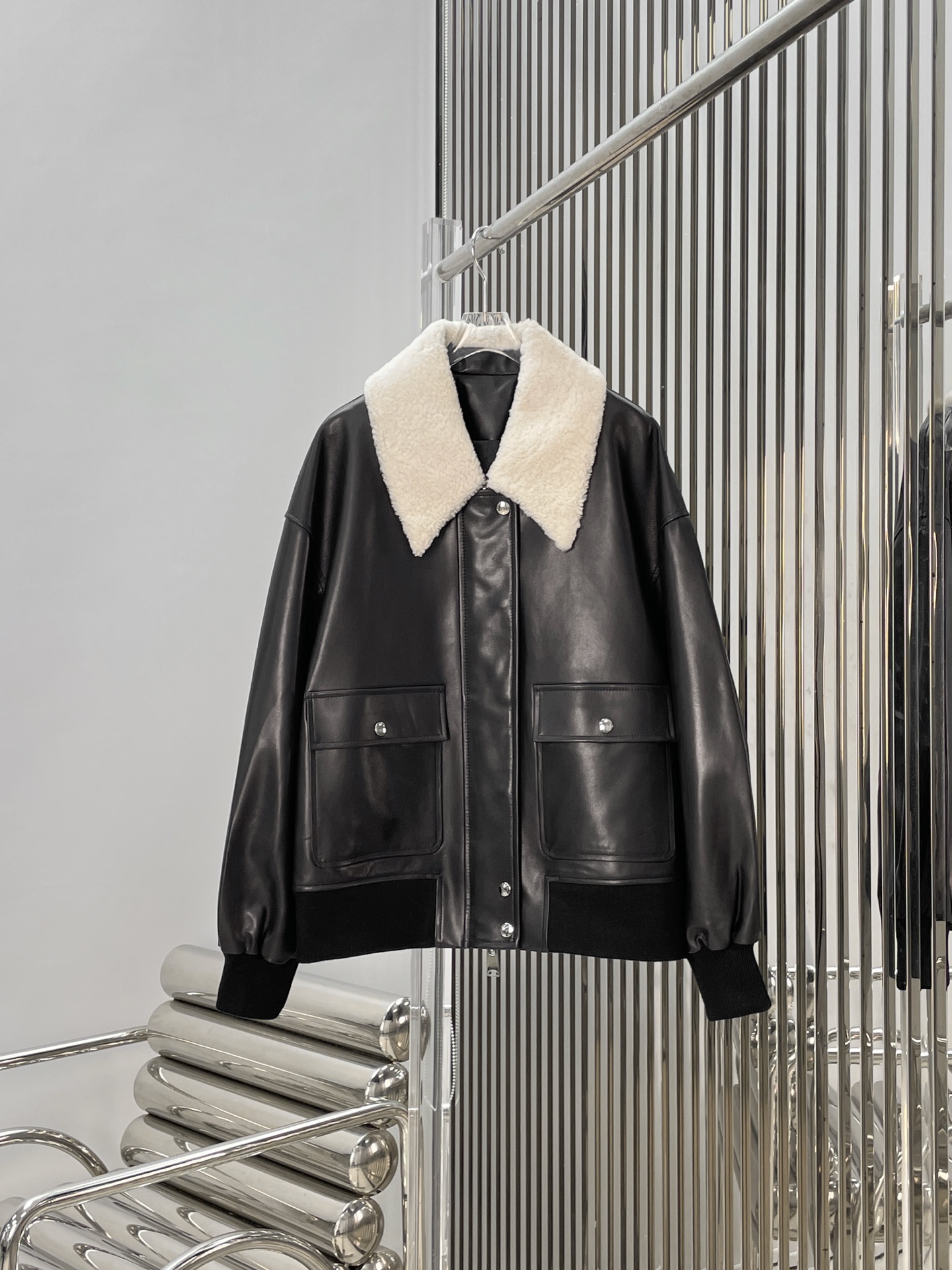 NO:715415,Comes with dust bag [love] New style [love]!  The latest KH 26NEW lambswool lapel imported lambskin jacket. Size SML,,jackets & coats,sheepskin,19860909配防尘袋[爱心]新款[爱心]！最新KH 26NEW 羊羔毛翻领进口小羊皮夹克.尺码SML,,jackets & coats,sheepskin,,Women's clothing