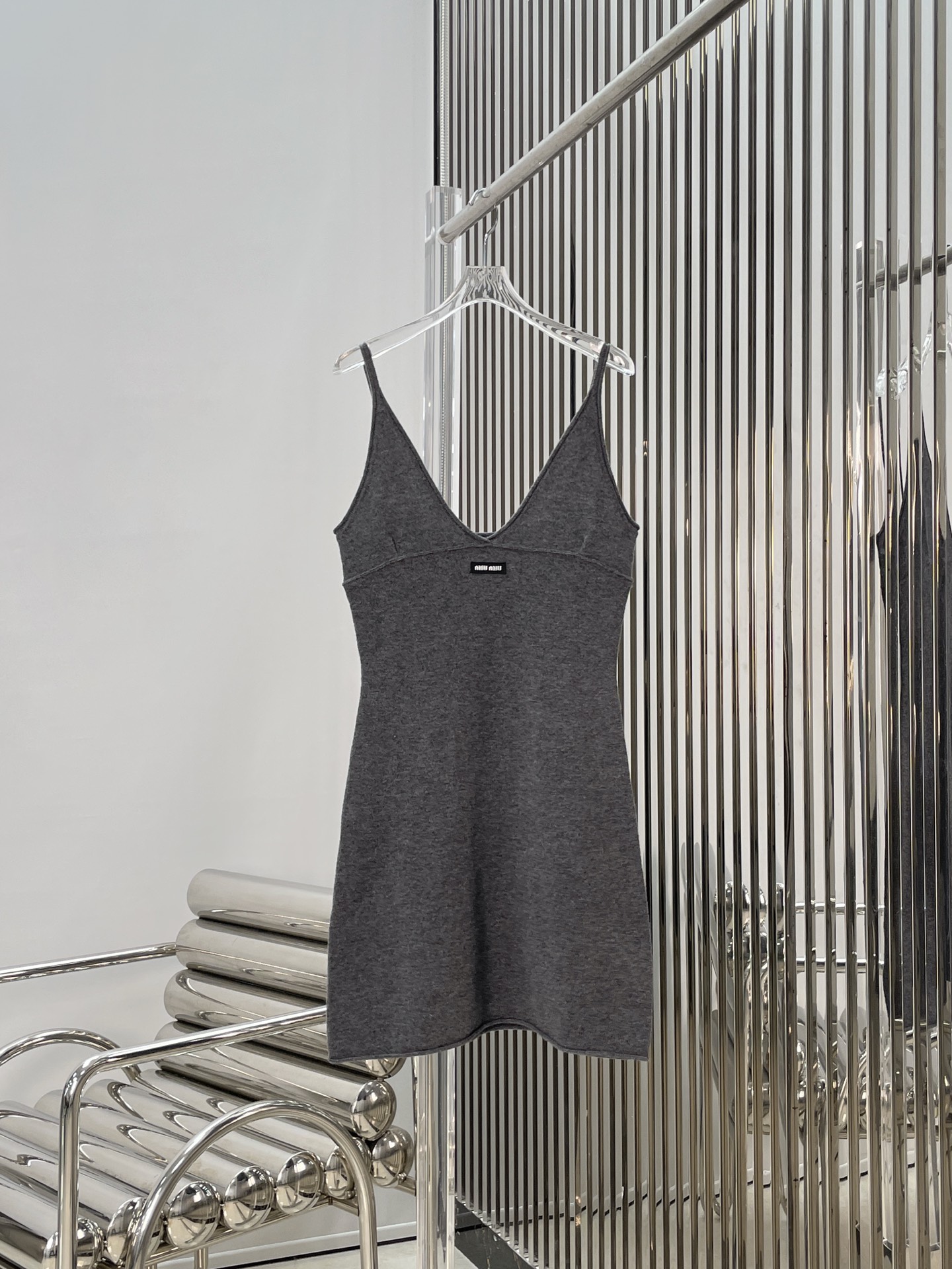 NO:715682,[Love] New style [Love]!  The latest MIU 26NEW wool knitted suspender dress. Size SML.,,miumiu,skirts,19860909[爱心]新款[爱心]！最新MIU 26NEW 羊毛针织吊带连衣裙.尺码SML.,,miumiu,skirts,,Women's clothing