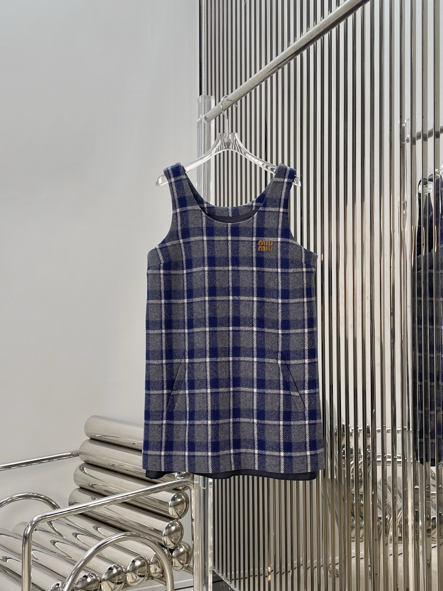 NO:717129,[Love] New style [Love]!  The latest MIU 26NEW wool-colored plaid suspender dress. Size SML.,,miumiu,skirts,19860909[爱心]新款[爱心]！最新MIU 26NEW 羊毛色纺格纹吊带连衣裙.尺码SML.,,miumiu,skirts,,Women's clothing