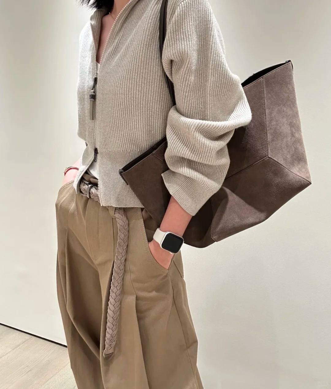 NO:717133,[Love] New style [Love]!  The latest BC 26NEW cashmere and gold silk blended knitted zipper cardigan. Size SML.,,19860909[爱心]新款[爱心]！最新BC 26NEW 羊绒金丝混纺针织拉链开衫.尺码SML.,,,Women's clothing