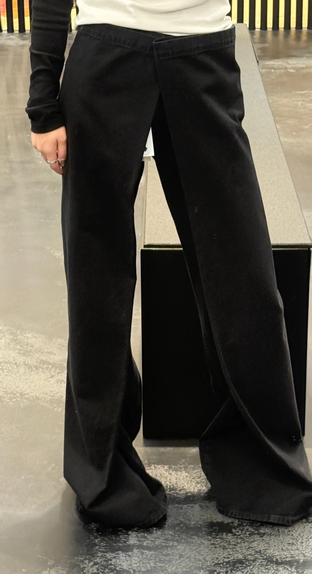 NO:717621,[Love] New style [Love]!  The latest MM6 26NEW structured wear split black jeans. Size SML.,,masion margiela,jeans,19860909[爱心]新款[爱心]！最新MM6 26NEW 结构式穿搭分片黑色牛仔裤.尺码SML.,,masion margiela,jeans,,Women's clothing