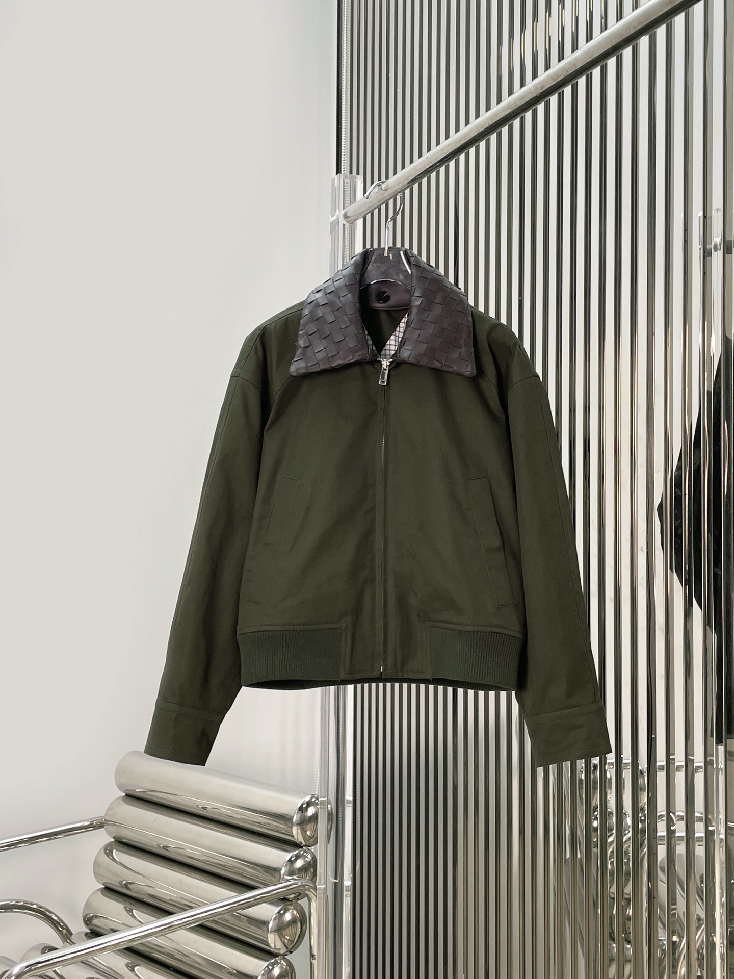 NO:729945,Women's models. Men's models [love] new style [love]!  The latest BV 26NEW woven leather collar moss green jacket. Size SML.,,bottega veneta,jackets & coats,19860909女款.男款[爱心]新款[爱心]！最新BV 26NEW 编织皮领苔藓绿夹克.尺码SML.,,bottega veneta,jackets & coats,,Women's clothing
