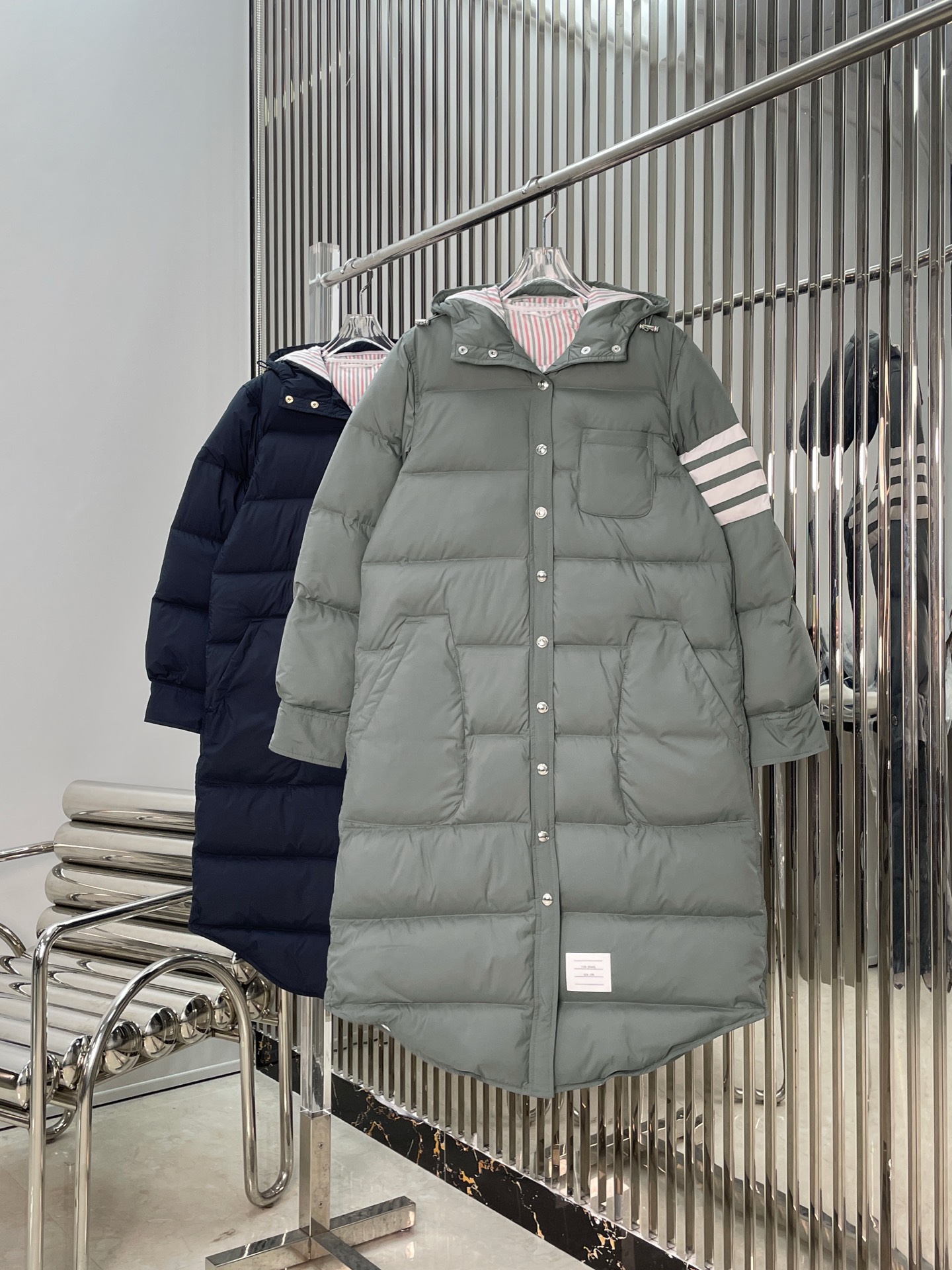 NO:729910,Comes with dust bag [love] New style [love]!  The latest TB 26NEW goose down long down jacket. Color gray, blue. Size SML.,, down jacket,19860909配防尘袋[爱心]新款[爱心]！最新TB 26NEW 鹅绒长款羽绒服.颜色灰、蓝.尺码SML.,,down jacket,,Women's clothing