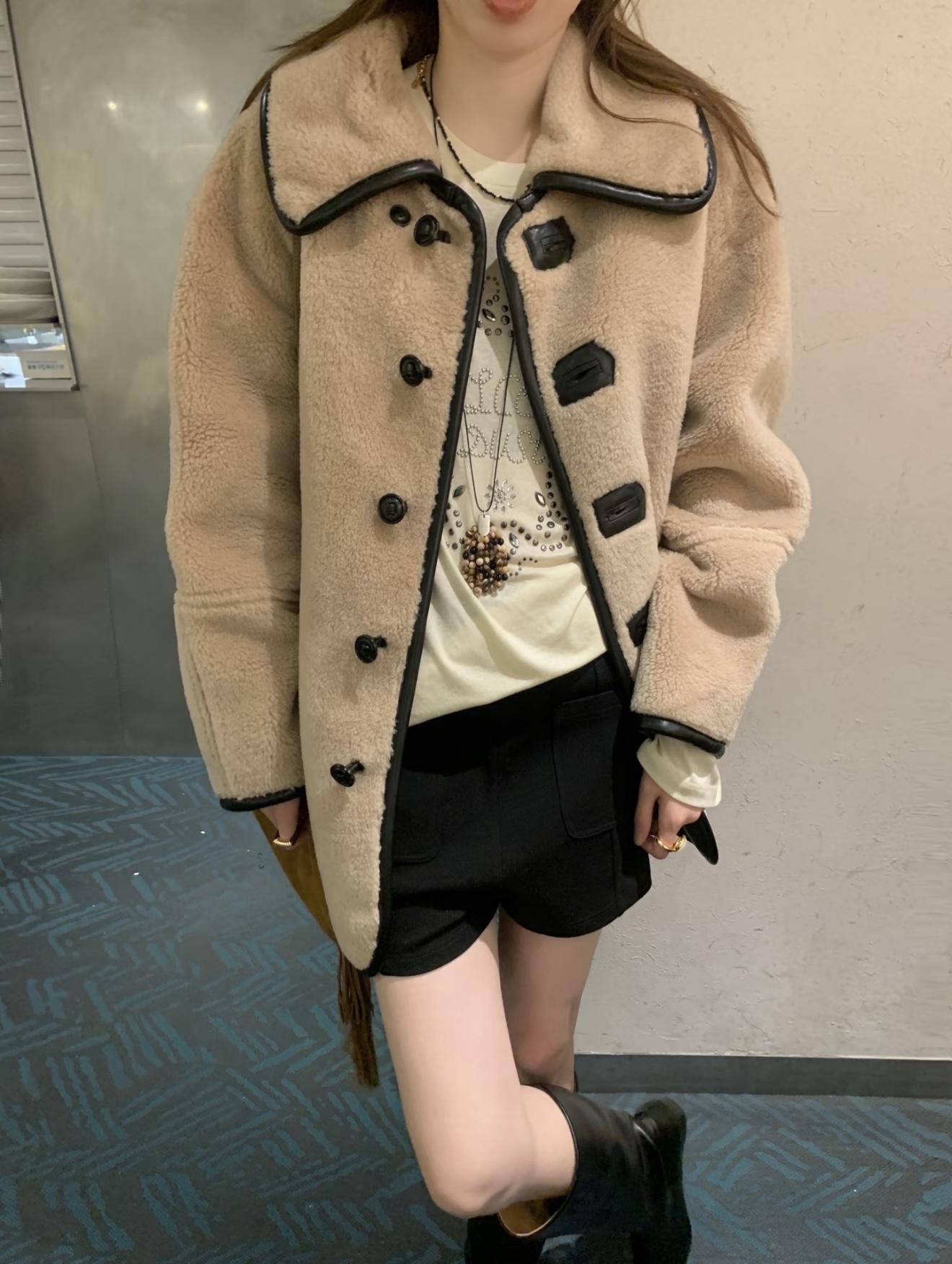 NO:729938,[Love] New style [Love]!  The latest LOW 26NEW reversible fur all-in-one jacket. Size SML.,,jackets & coats,19860909[爱心]新款[爱心]！最新LOW 26NEW 双面穿皮毛一体外套.尺码SML.,,jackets & coats,,Women's clothing