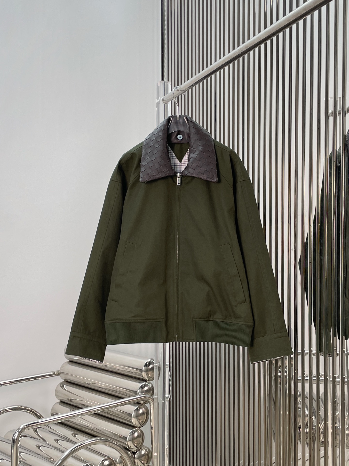 NO:730897,[.Women’s and men’s love] New style [love]!  The latest BV 26NEW men's woven leather collar moss green jacket. Size SML,,bottega veneta,jackets & coats,19860909[.女款男款爱心]新款[爱心]！最新BV 26NEW 男款编织皮领苔藓绿夹克.尺码SML,,bottega veneta,jackets & coats,,Women's clothing