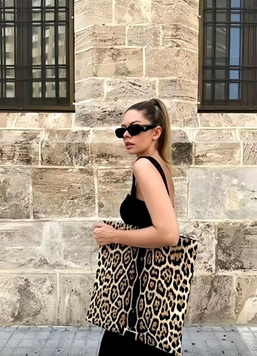 NO:730892,[Love] New style [Love]!  The latest SLP 26NEW leopard print tote canvas bag. Size SML, loro piana,19860909[爱心]新款[爱心]！最新SLP 26NEW 豹纹印花托特帆布包.尺码SML,,loro piana,,Women's clothing