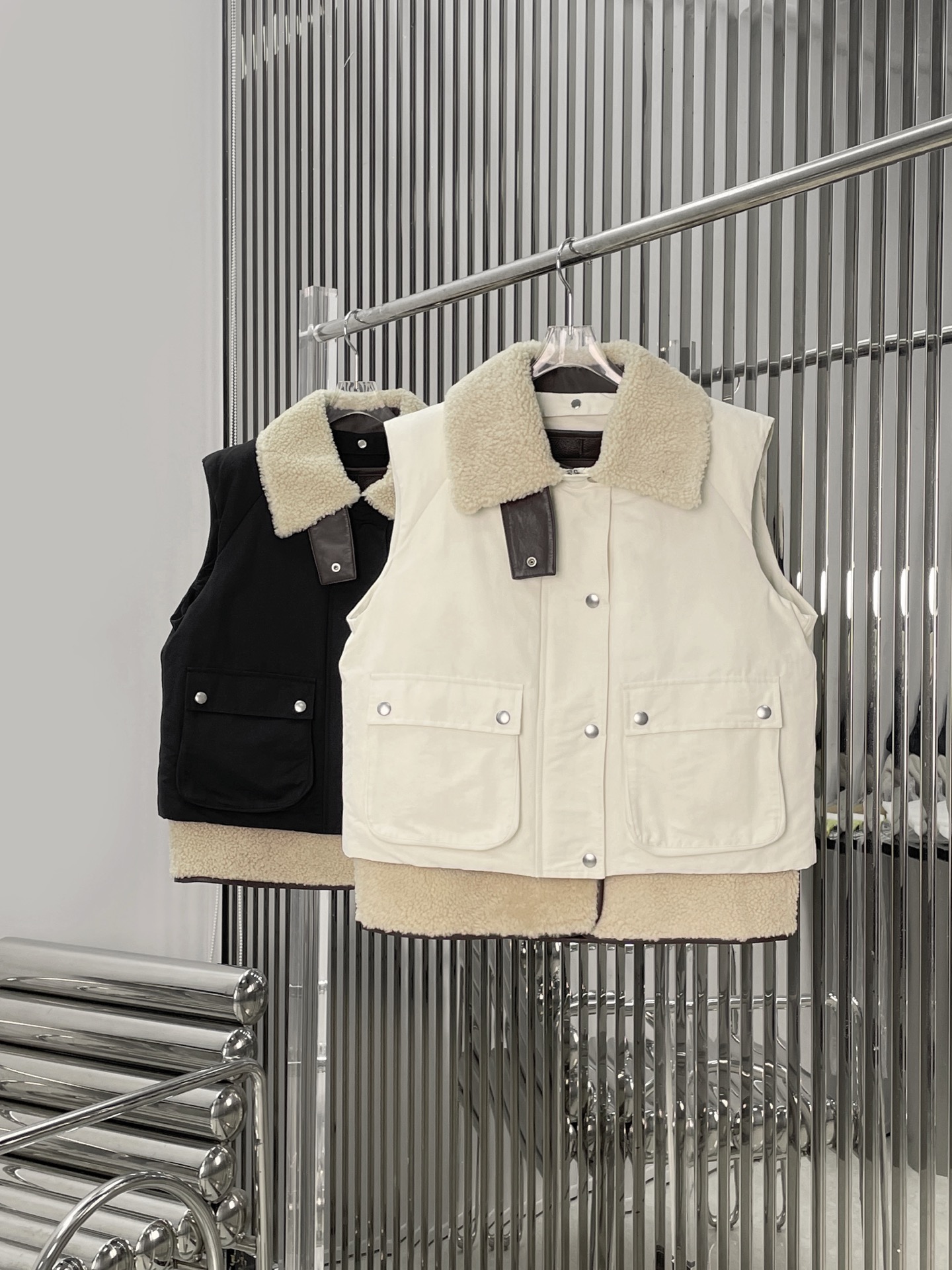 NO:731698,Comes with dust bag [love] New style [love]!  The latest LOE 26NEW layered fur integrated down vest. Color white, black. Size SML.,,loewe,down jacket,19860909配防尘袋[爱心]新款[爱心]！最新LOE 26NEW 叠穿皮毛一体羽绒马甲.颜色白、黑.尺码SML.,,loewe,down jacket,,Women's clothing