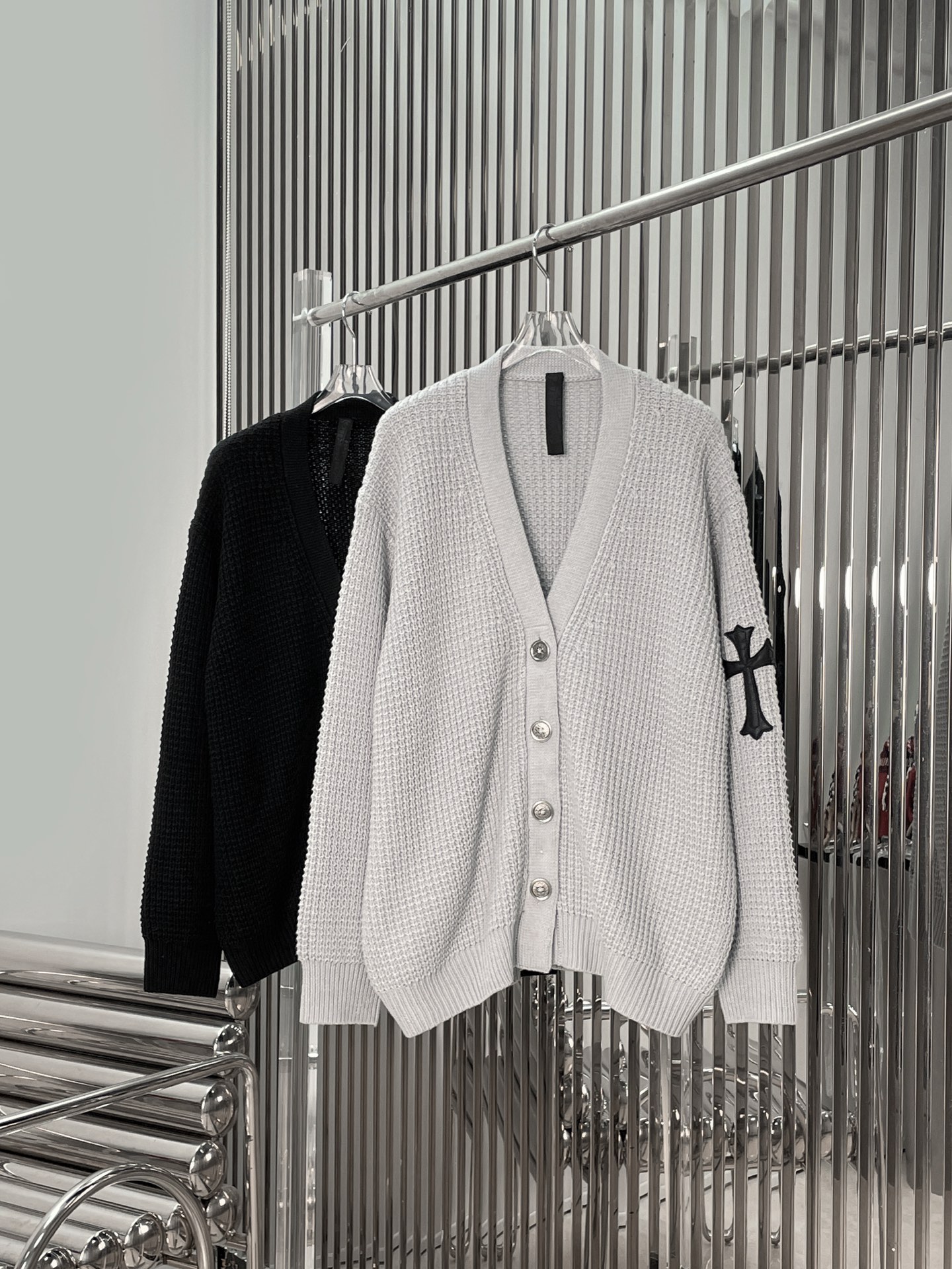 NO:731713,[Love] New style [Love]!  The latest CH 26NEW Croix cross patch leather knitted cardigan. Color gray, black. Size SML.,,chrome hearts,19860909[爱心]新款[爱心]！最新CH 26NEW 克罗十字拼皮针织开衫.颜色灰、黑.尺码SML.,,chrome hearts,,Women's clothing