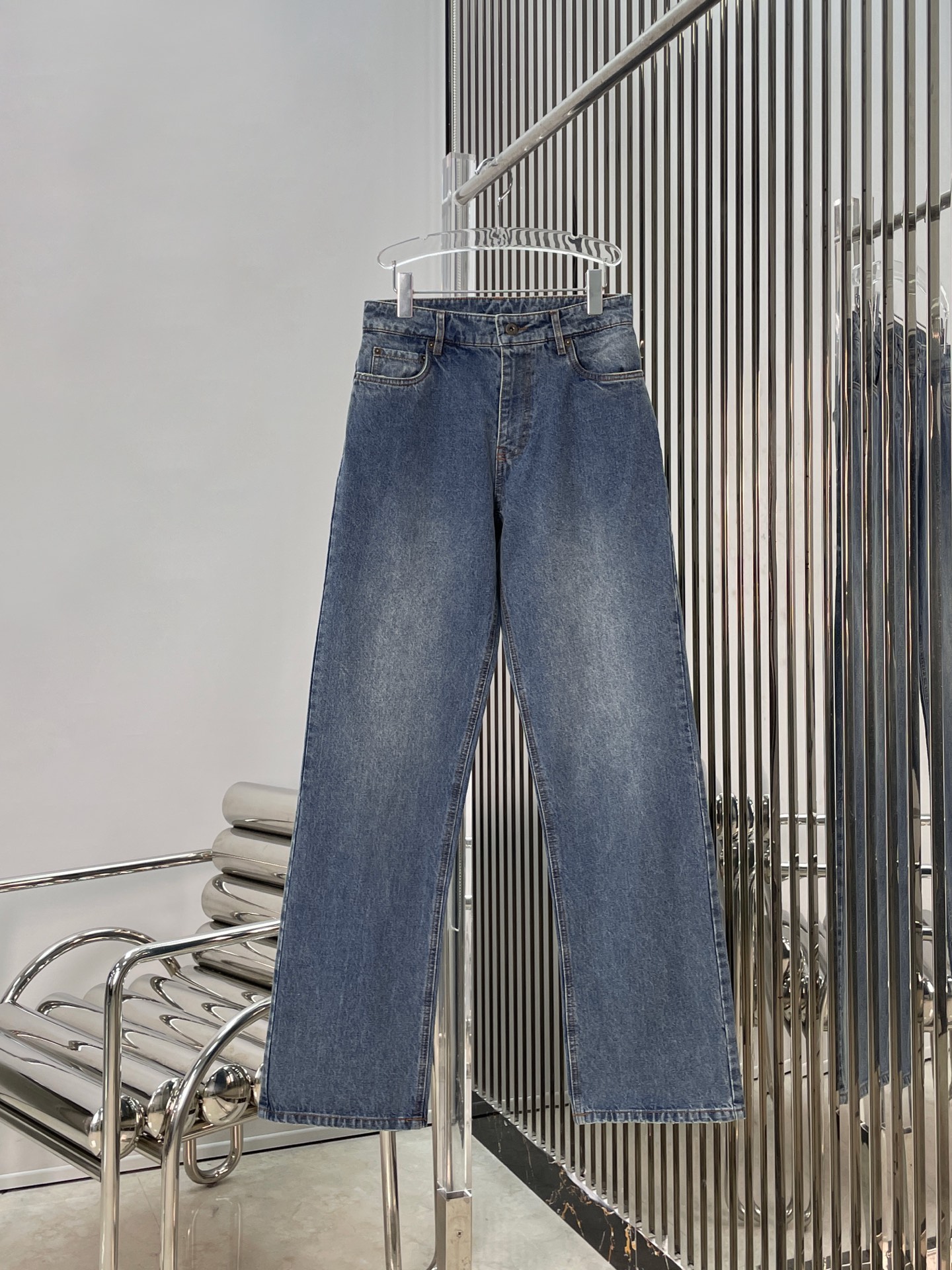 NO:731719,[Love] New style [Love]!  The latest MIU 26NEW washed and distressed jeans with pocket letter embroidery. Size SML.,,miumiu,jeans,19860909[爱心]新款[爱心]！最新MIU 26NEW 口袋字母刺绣洗水做旧牛仔裤.尺码SML.,,miumiu,jeans,,Women's clothing