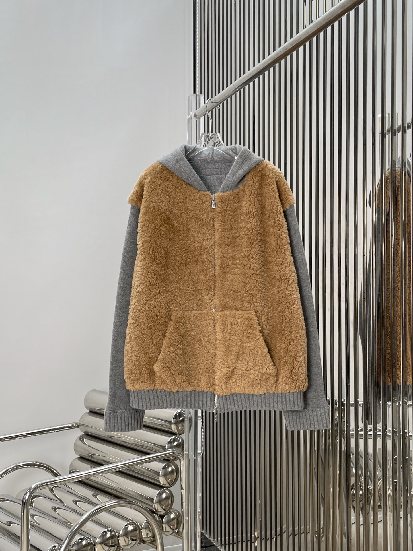 NO:731725,[Love] New style [Love]!  The latest MIU 26NEW knitted fur patchwork hooded jacket. Size SML.,,miumiu,jackets & coats,hats,19860909[爱心]新款[爱心]！最新MIU 26NEW 针织皮草拼接连帽外套.尺码SML.,,miumiu,jackets & coats,hats,,Women's clothing