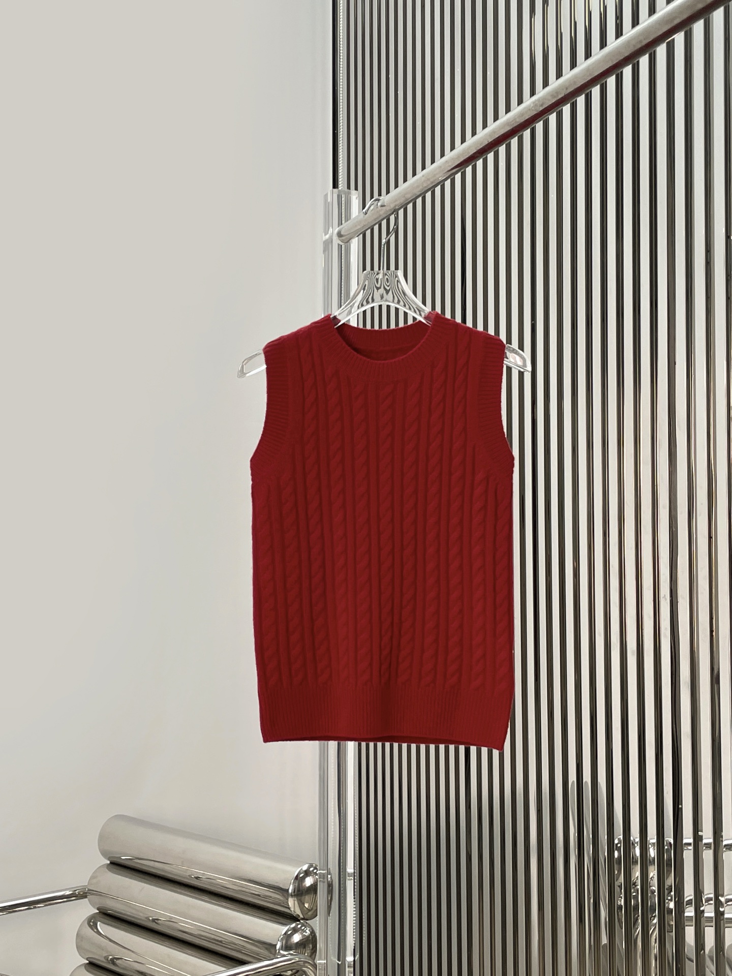 NO:731682,[Love] New style [Love]!  The latest MIU 26NEW cashmere cable knit vest. Size SML.,,miumiu,19860909[爱心]新款[爱心]！最新MIU 26NEW 羊绒绞花针织背心.尺码SML.,,miumiu,,Women's clothing