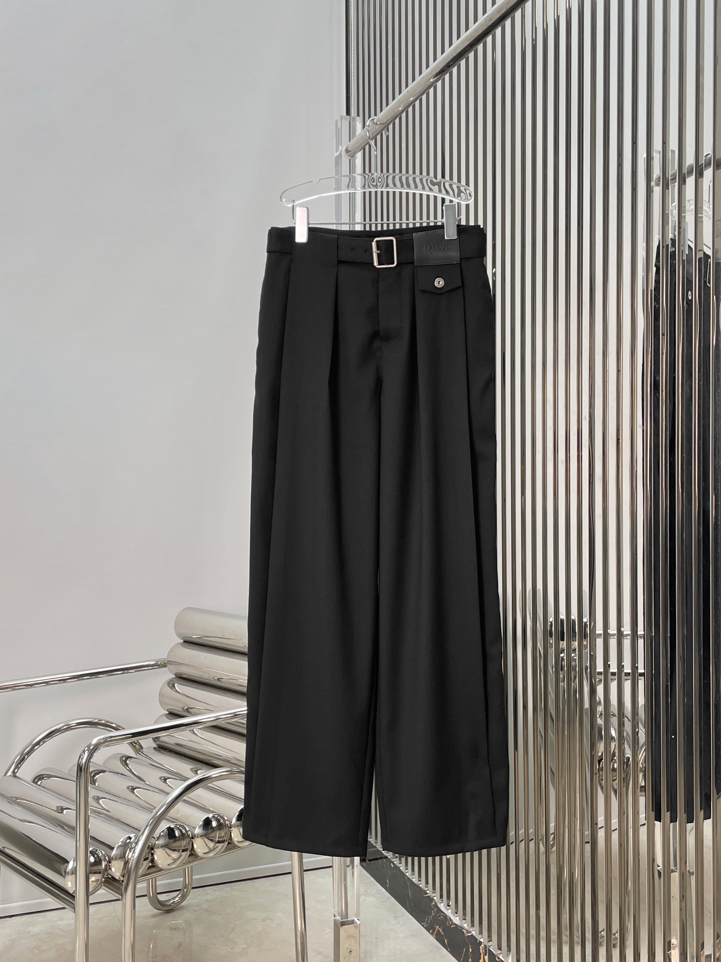 NO:731687,[Love] New style [Love]!  The latest LOE 26NEW leather brand workwear decorative belt worsted wool trousers. Size SML.,,loewe,19860909[爱心]新款[爱心]！最新LOE 26NEW 皮牌工装装饰腰带精纺羊毛西裤.尺码SML.,,loewe,,Women's clothing
