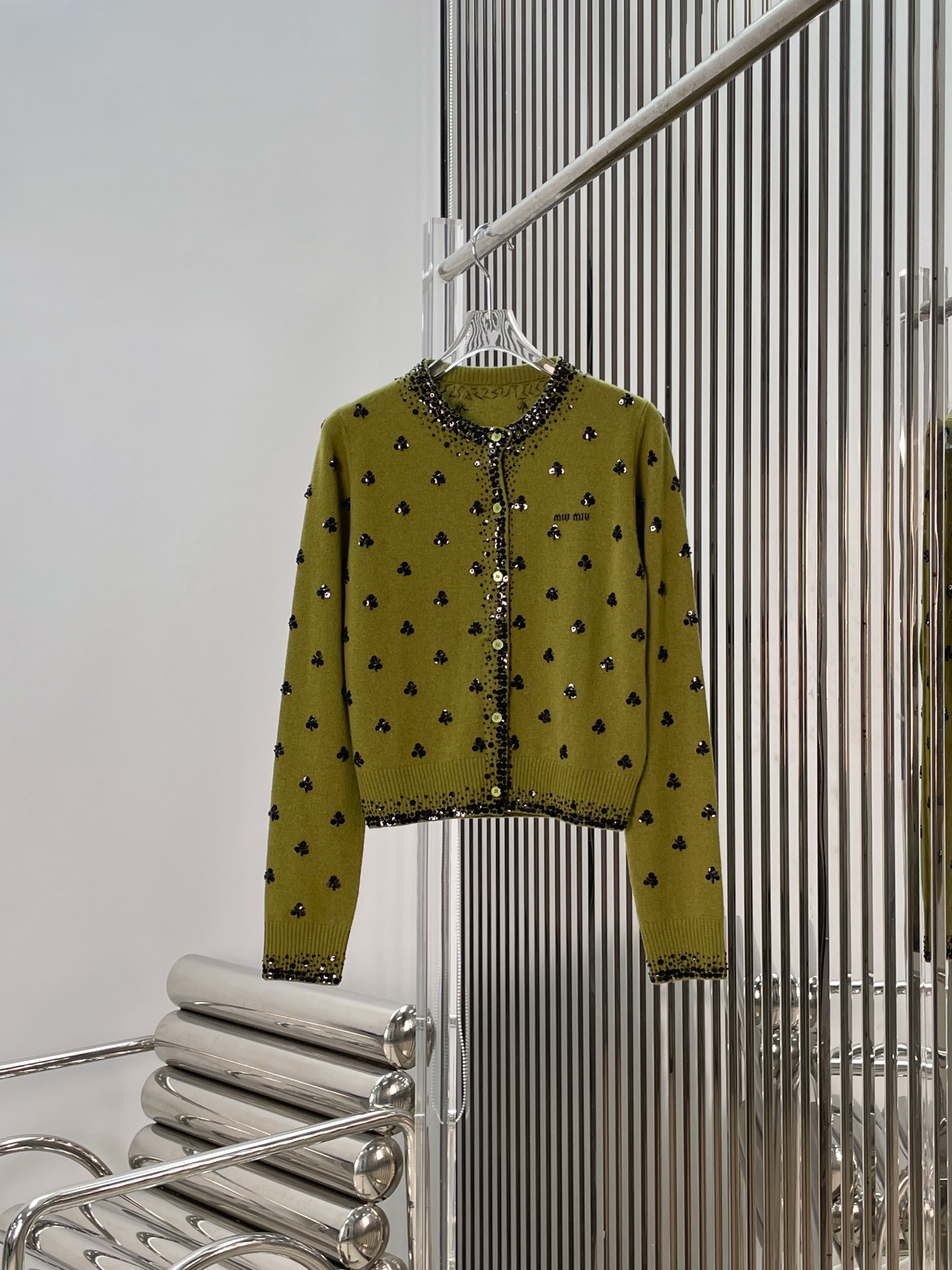 NO:732383,[Love] New style [Love]!  The latest MIU 26NEW olive green heavy beaded knitted cardigan. Size SML.P,,miumiu,19860909[爱心]新款[爱心]！最新MIU 26NEW 橄榄绿重工钉珠针织开衫.尺码SML.P,,miumiu,,Women's clothing