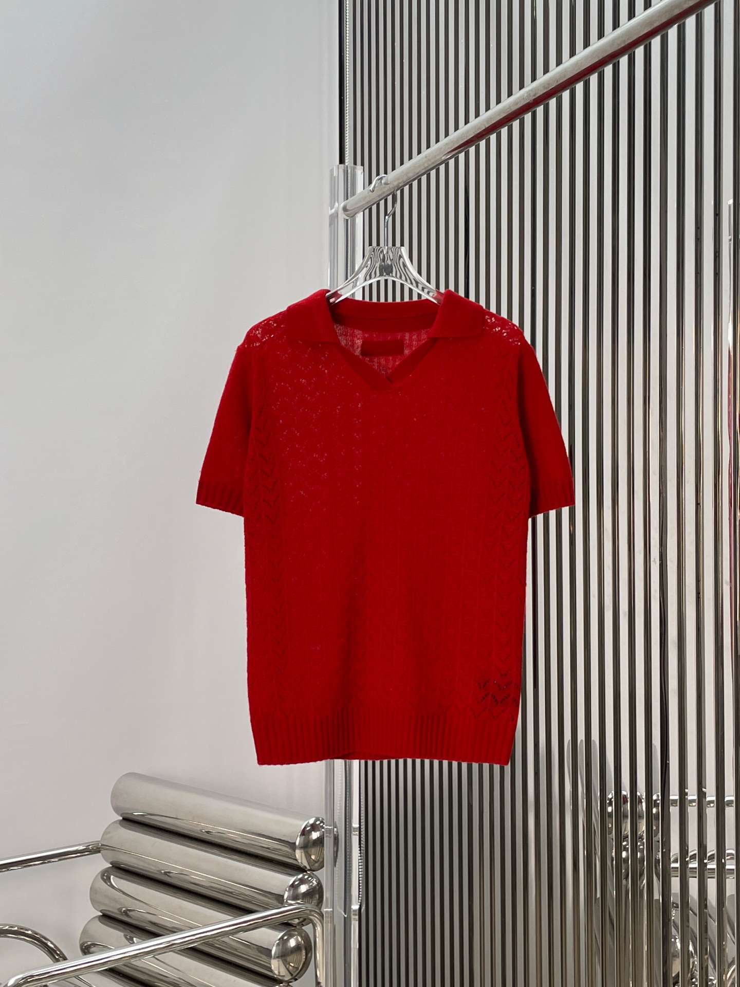 NO:732352,[Love] New style [Love]!  The latest MIU 26NEW New Year red wool cashmere hollow jacquard knitted POLO top. Size SML.,,miumiu,19860909[爱心]新款[爱心]！最新MIU 26NEW 新年红羊毛羊绒镂空提花针织POLO上衣.尺码SML.,,miumiu,,Women's clothing