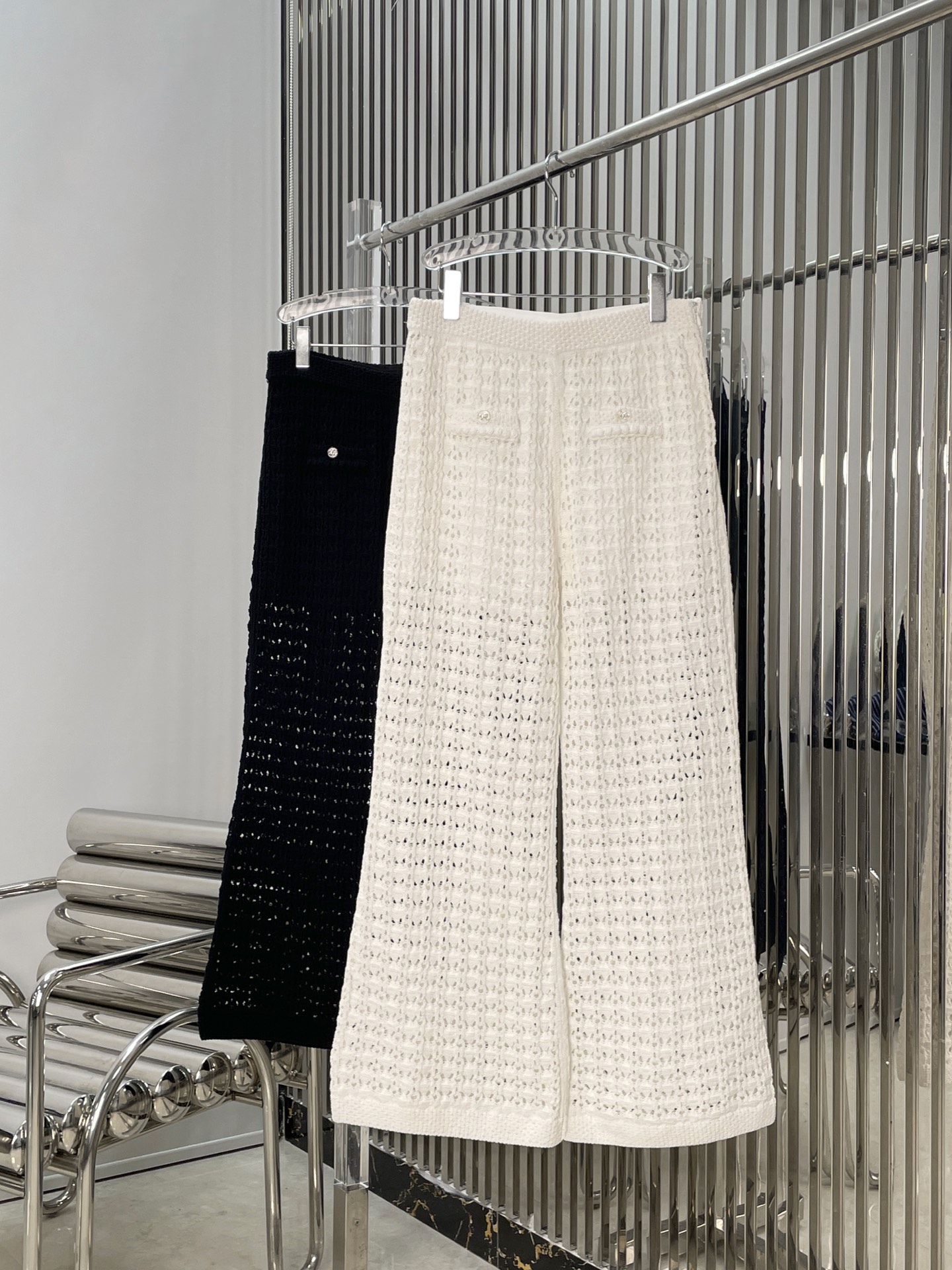 NO:732966,[Love] New style [Love]!  The latest CH 26NEW Hollow hole belt knitted top + trousers. Color white, black. Size SML.,,19860909[爱心]新款[爱心]！最新CH 26NEW 镂空挑孔腰带针织上衣+长裤.颜色白、黑.尺码SML.,,,Women's clothing