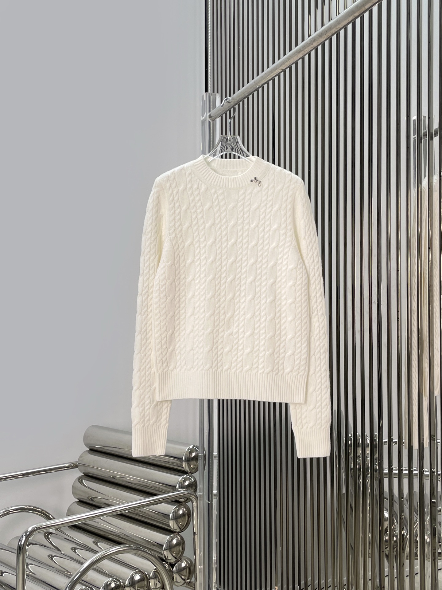 NO:732956,[Love] New style [Love]!  The latest D 26NEW bow metal decorative sweater. Size SML.,,sweaters,19860909[爱心]新款[爱心]！最新D 26NEW 蝴蝶结金属装饰毛衣.尺码SML.,,sweaters,,Women's clothing