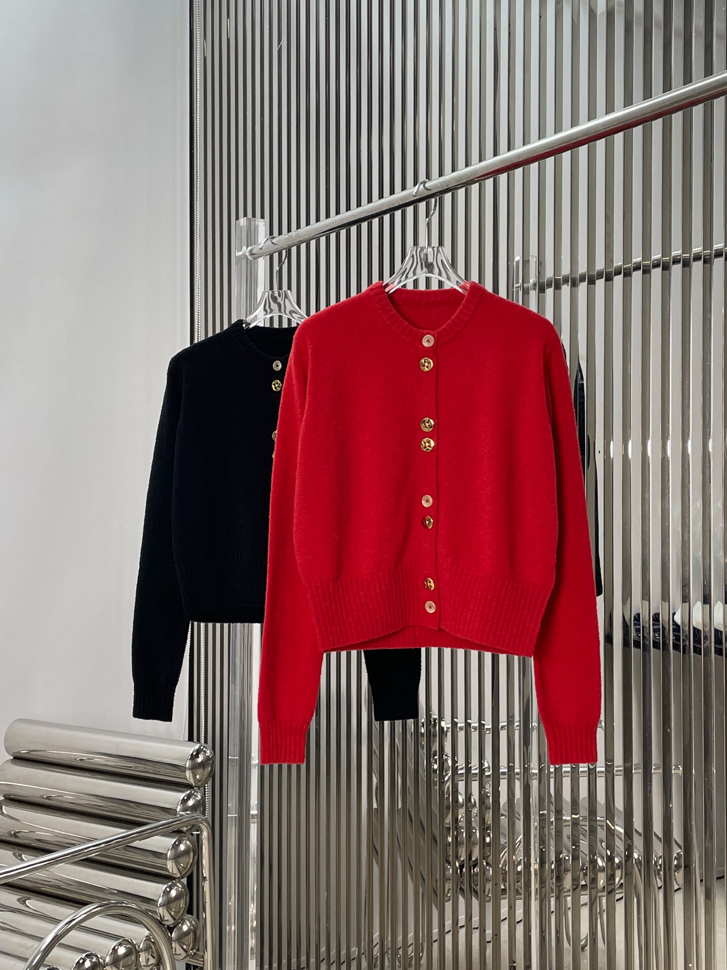 NO:733708,[Love] New style [Love]!  The latest L 26NEW presbyopia button knitted cardigan. Color red, black. Size SML.,,19860909[爱心]新款[爱心]！最新L 26NEW 老花纽扣针织开衫.颜色红、黑.尺码SML.,,,Women's clothing