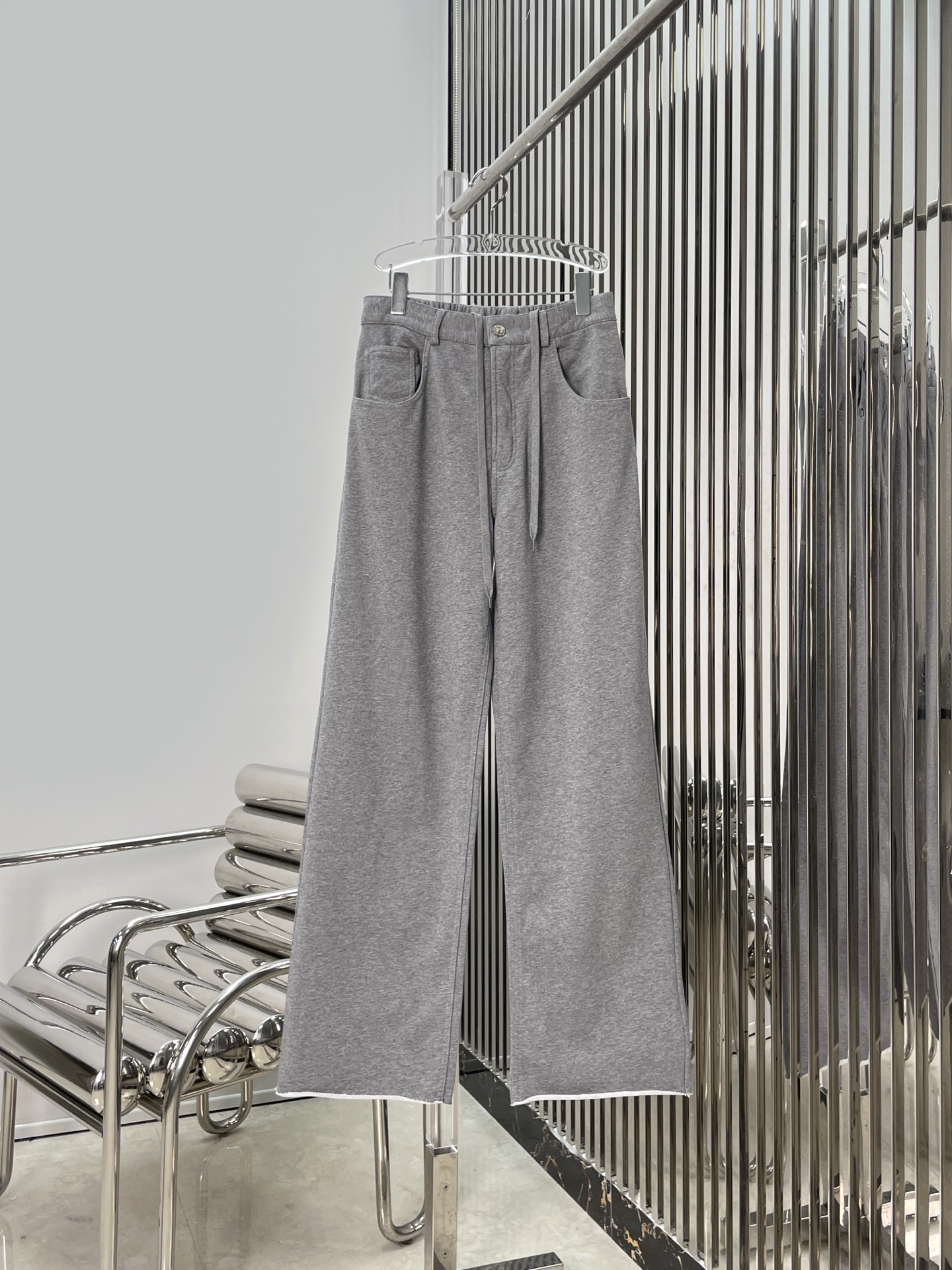 NO:733711,[Love] New style [Love]!  The latest MM 26NEW washed distressed gray rolled-hem sweatpants. Size SML.,,19860909[爱心]新款[爱心]！最新MM 26NEW 洗水做旧灰色卷边卫裤.尺码SML.,,,Women's clothing