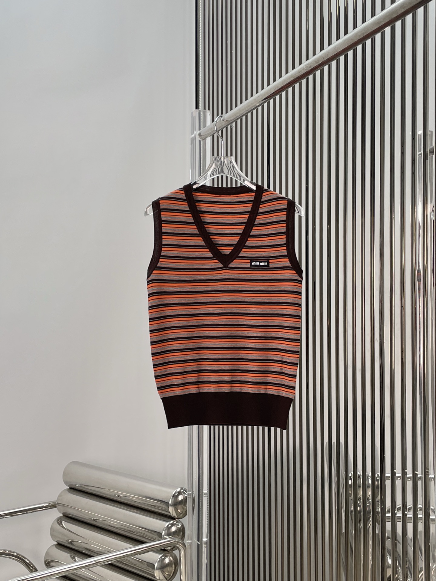 NO:733723,[Love] New style [Love]!  The latest MIU 26NEW V-neck striped knitted vest. Size SML.,,miumiu,19860909[爱心]新款[爱心]！最新MIU 26NEW V领条纹针织背心.尺码SML.,,miumiu,,Women's clothing