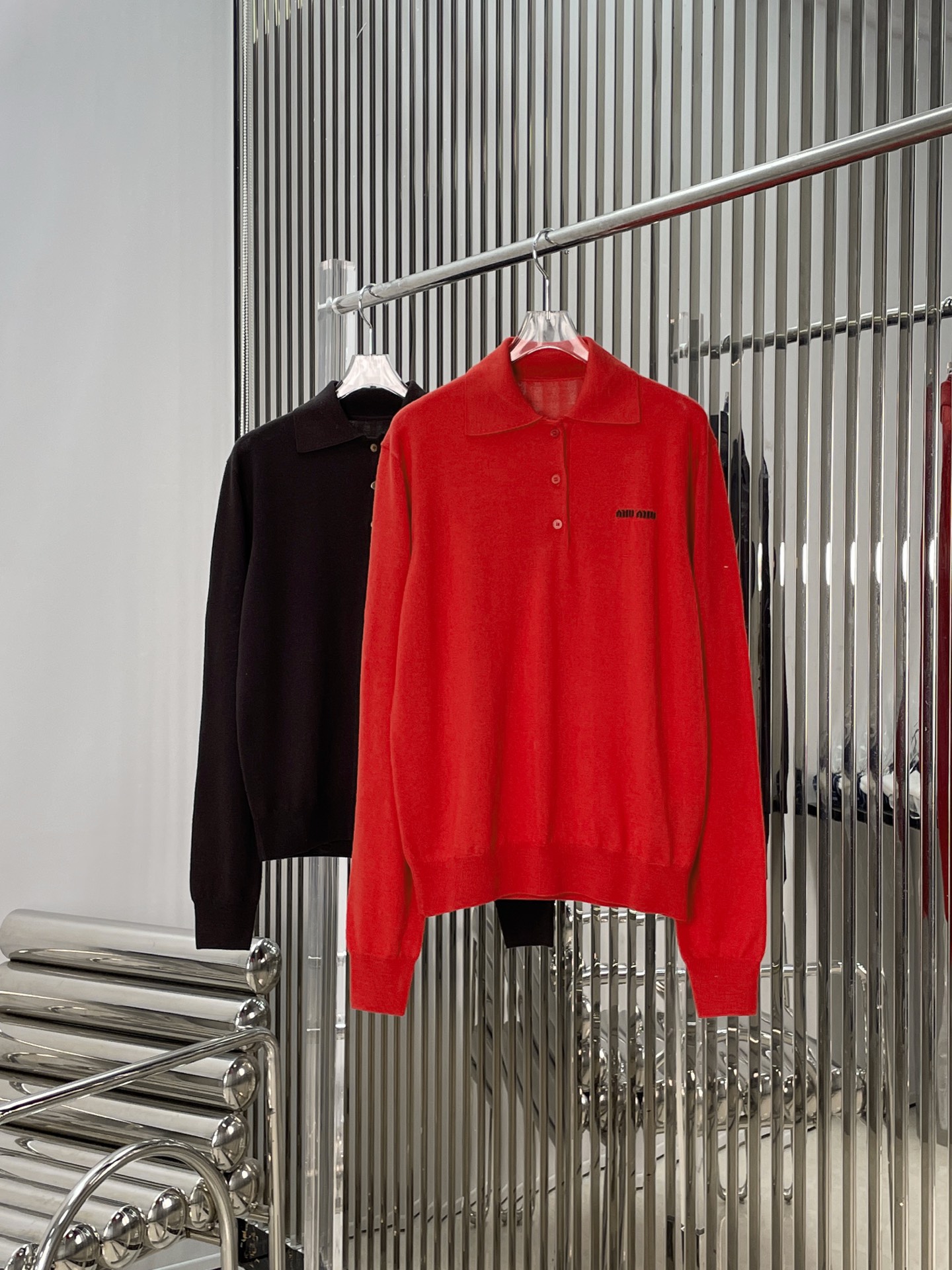 NO:734201,[Love] New style [Love]!  The latest MIU 26NEW 100 wool knitted Polo top. Color brown, red. Size SML.,,miumiu,19860909[爱心]新款[爱心]！最新MIU 26NEW 100羊毛针织Polo上衣.颜色咖色、红色.尺码SML.,,miumiu,,Women's clothing