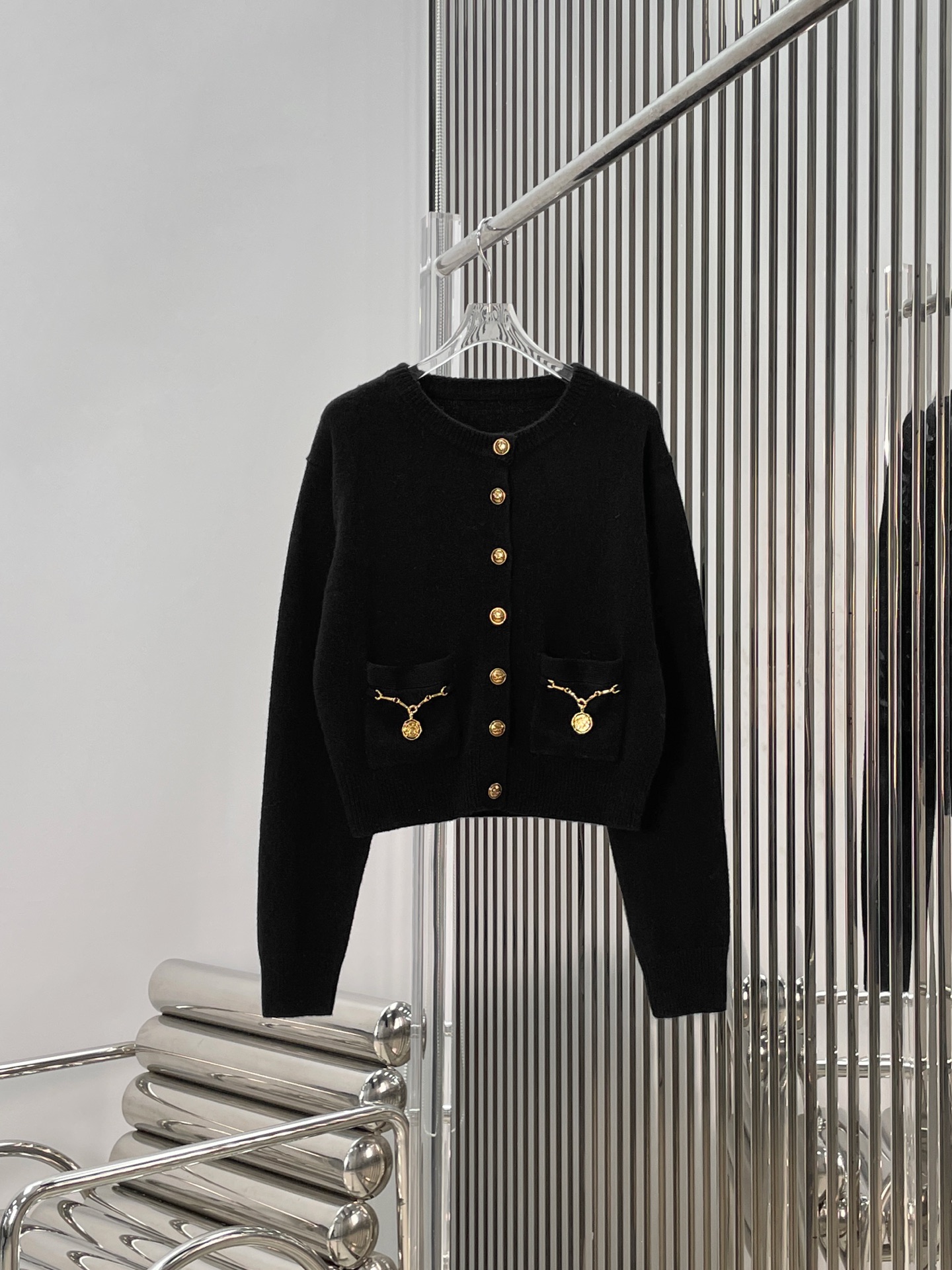 NO:735216,[Love] New style [Love]!  The latest CHLO 26NEW hardware decorated wool cardigan. Size SML.,,chloe,19860909[爱心]新款[爱心]！最新CHLO 26NEW 五金装饰羊毛开衫.尺码SML.,,chloe,,Women's clothing