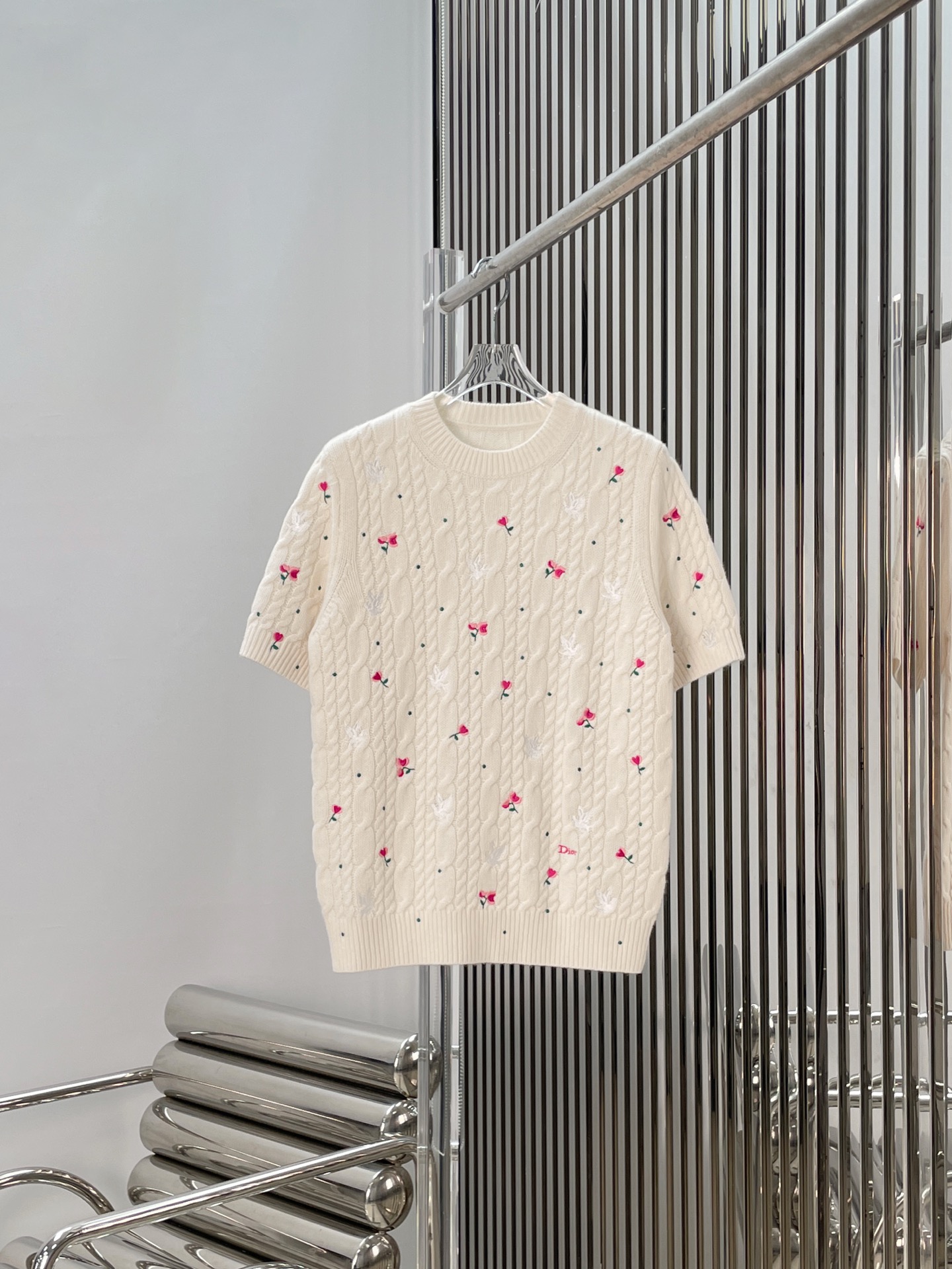 NO:739126,[Love] New style [Love]!  The latest D 26NEW flower embroidered short-sleeved knitted top. Size SML.,,T-shirt,19860909[爱心]新款[爱心]！最新D 26NEW 花朵刺绣短袖针织上衣.尺码SML.,,T-shirt,,Women's clothing