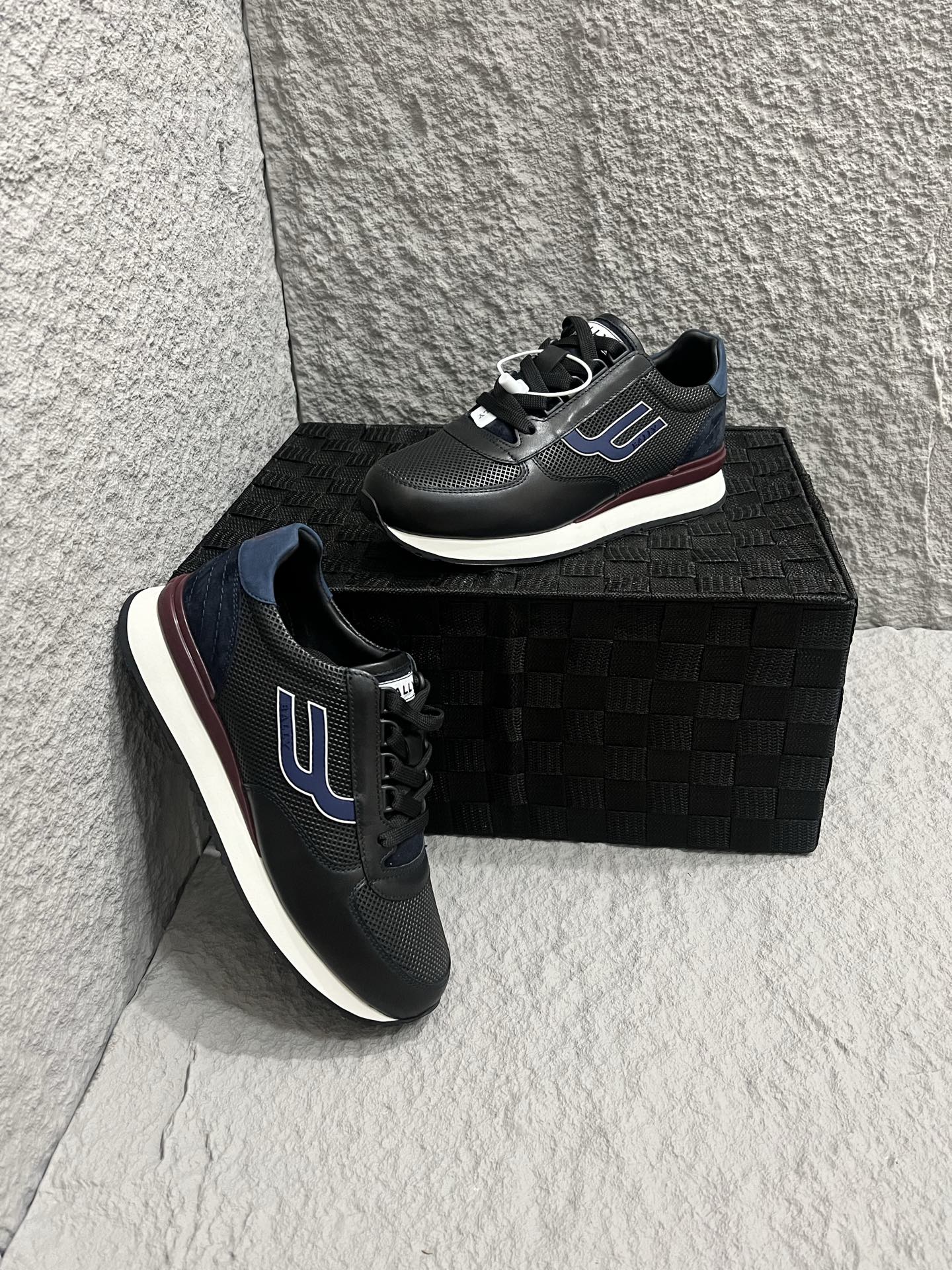 NO:278108,Brand BALLY Style: Casual sports shoes The aesthetic cross-section of lines presents nebula-like interlaced lines, which not only disperse impact force, but also echoes the deep aesthetic comfort of the cosmic order with micro texture. Functional upper breathable and anti-slip foaming. Rubber outsole Top-grade material top layer cowhide × aviation shock absorption technology, both quality and comfort. Size number (39-44) Custom made 38.45 Price:,,sneakers,cowhide19860909品牌BALLY 款式:休闲运动鞋 线条美学横截面呈现星云般的交错线条,既分散冲击力,又以微观纹理呼应宇宙秩序的深邃美感舒适性 功能性鞋面透气与防滑发泡.橡胶大底 顶级材质头层牛皮×航空减震科技,品质与舒适并重 码数(39-44)定做38.45 价格:,,sneakers,cowhide,Men's shoes