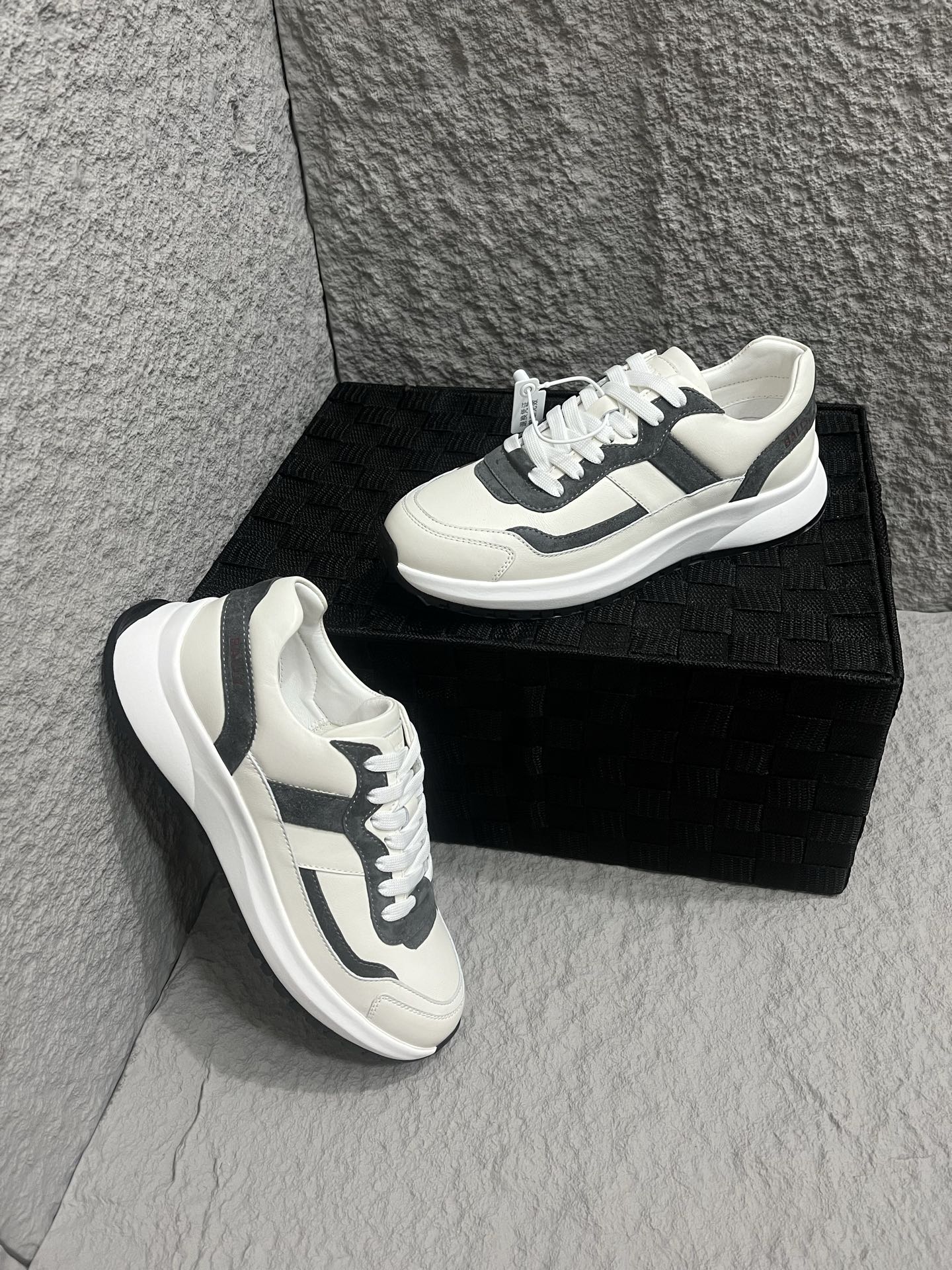 NO:278103,Brand BALLY Style: Casual sports shoes Line aesthetic streamlined shoe last design, outlines the foot curve with golden ratio, which not only modify the leg shape but also gives elegant tension to the steps. The comfort sole adopts aviation-grade shock absorption technology, and the three-layer composite structure takes into account flexibility and support. Functional upper nano-waterproof coating and anti-slip rubber outsole. Top-grade material top layer cowhide × aviation shock absorption technology, both quality and comfort. Size number (39-44) Customized 38.45 Price:,,sneakers,cowhide,gold19860909品牌BALLY 款式:休闲运动鞋 线条美学流线型鞋楦设计,以黄金分割比例勾勒足部曲线,既修饰腿型又赋予步履优雅张力,舒适性鞋底采用航空级减震科技,三层复合结构兼顾柔韧与支撑 功能性鞋面纳米防水涂层与防滑橡胶大底 顶级材质头层牛皮×航空减震科技,品质与舒适并重 码数(39-44)定做38.45 价格:,,sneakers,cowhide,gold,Men's shoes