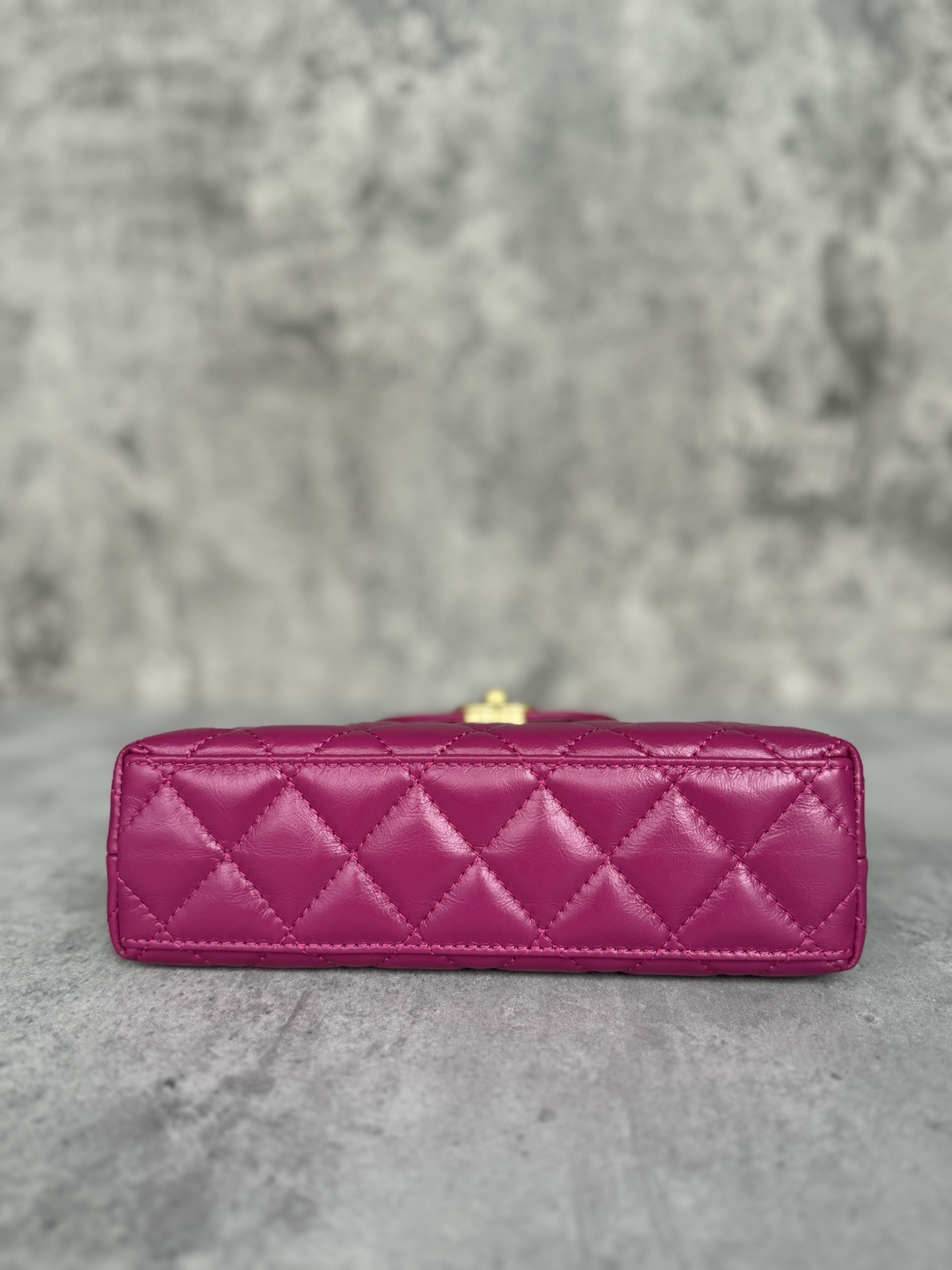 查码Chanel香奈儿 
23k kelly凯莉玫红
渠道货 独家纯原油腊金扣皮组装尾单货
尺寸：19cm x 13 cm x 7cm

独家高清相机是拍图版本
里面的内衬紧贴包身 做的非常完美
主要是烫金 烫金完美和原版一样从每个角度看颜色都不一样 会有光泽度