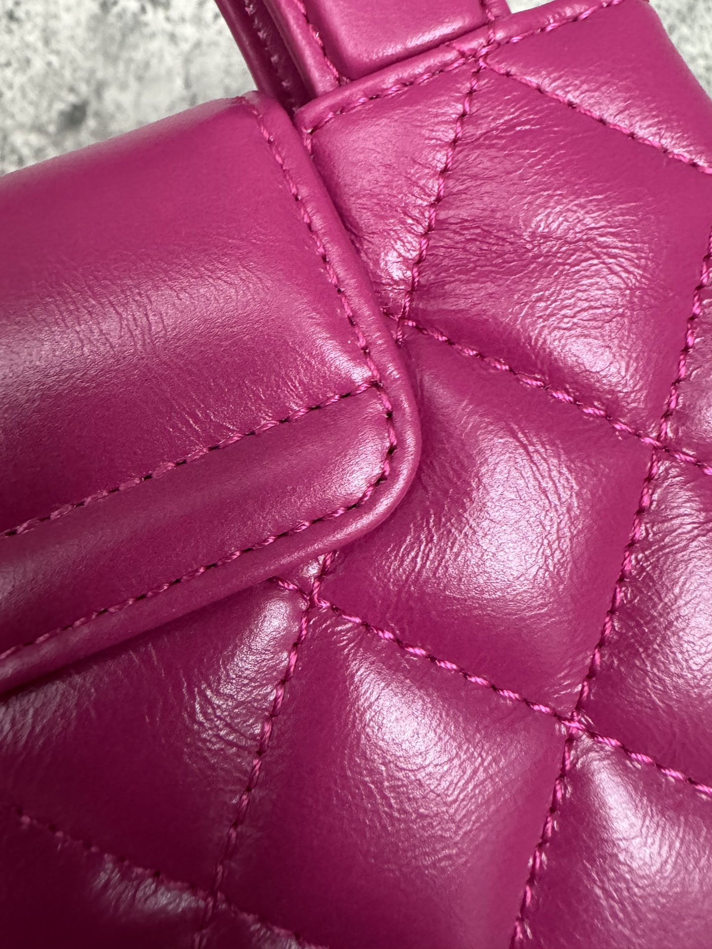 查码Chanel香奈儿 
23k kelly凯莉玫红
渠道货 独家纯原油腊金扣皮组装尾单货
尺寸：19cm x 13 cm x 7cm

独家高清相机是拍图版本
里面的内衬紧贴包身 做的非常完美
主要是烫金 烫金完美和原版一样从每个角度看颜色都不一样 会有光泽度