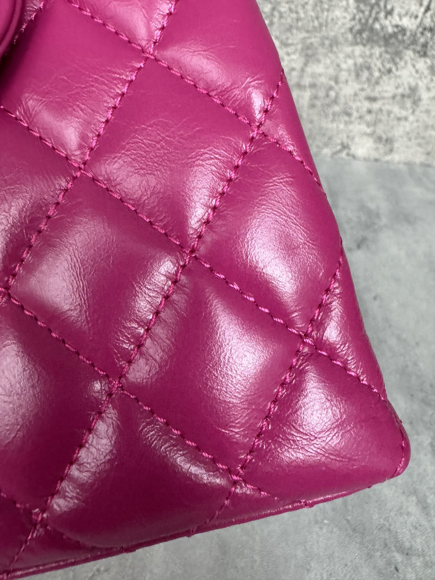 查码Chanel香奈儿 
23k kelly凯莉玫红
渠道货 独家纯原油腊金扣皮组装尾单货
尺寸：19cm x 13 cm x 7cm

独家高清相机是拍图版本
里面的内衬紧贴包身 做的非常完美
主要是烫金 烫金完美和原版一样从每个角度看颜色都不一样 会有光泽度