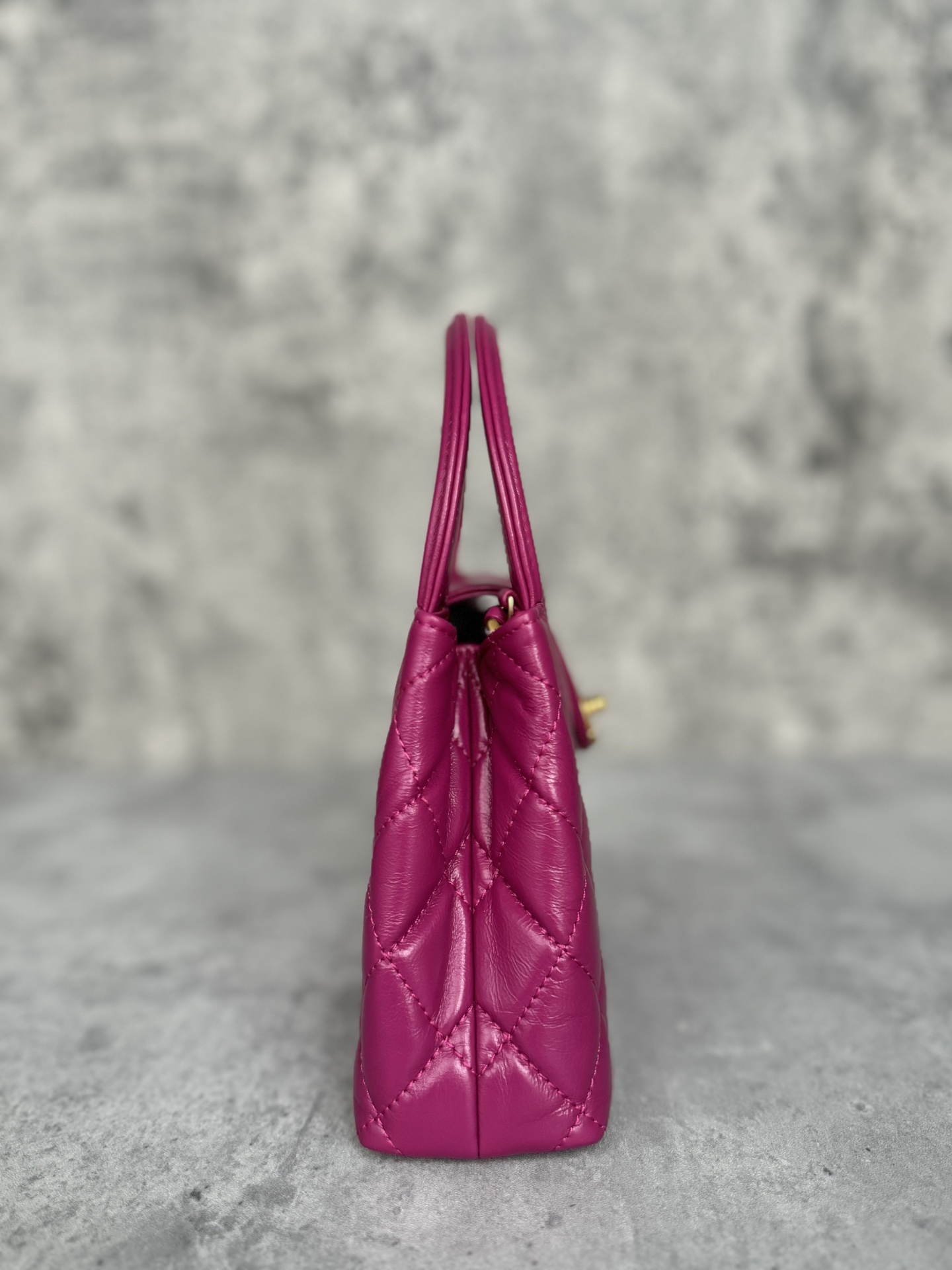 查码Chanel香奈儿 
23k kelly凯莉玫红
渠道货 独家纯原油腊金扣皮组装尾单货
尺寸：19cm x 13 cm x 7cm

独家高清相机是拍图版本
里面的内衬紧贴包身 做的非常完美
主要是烫金 烫金完美和原版一样从每个角度看颜色都不一样 会有光泽度